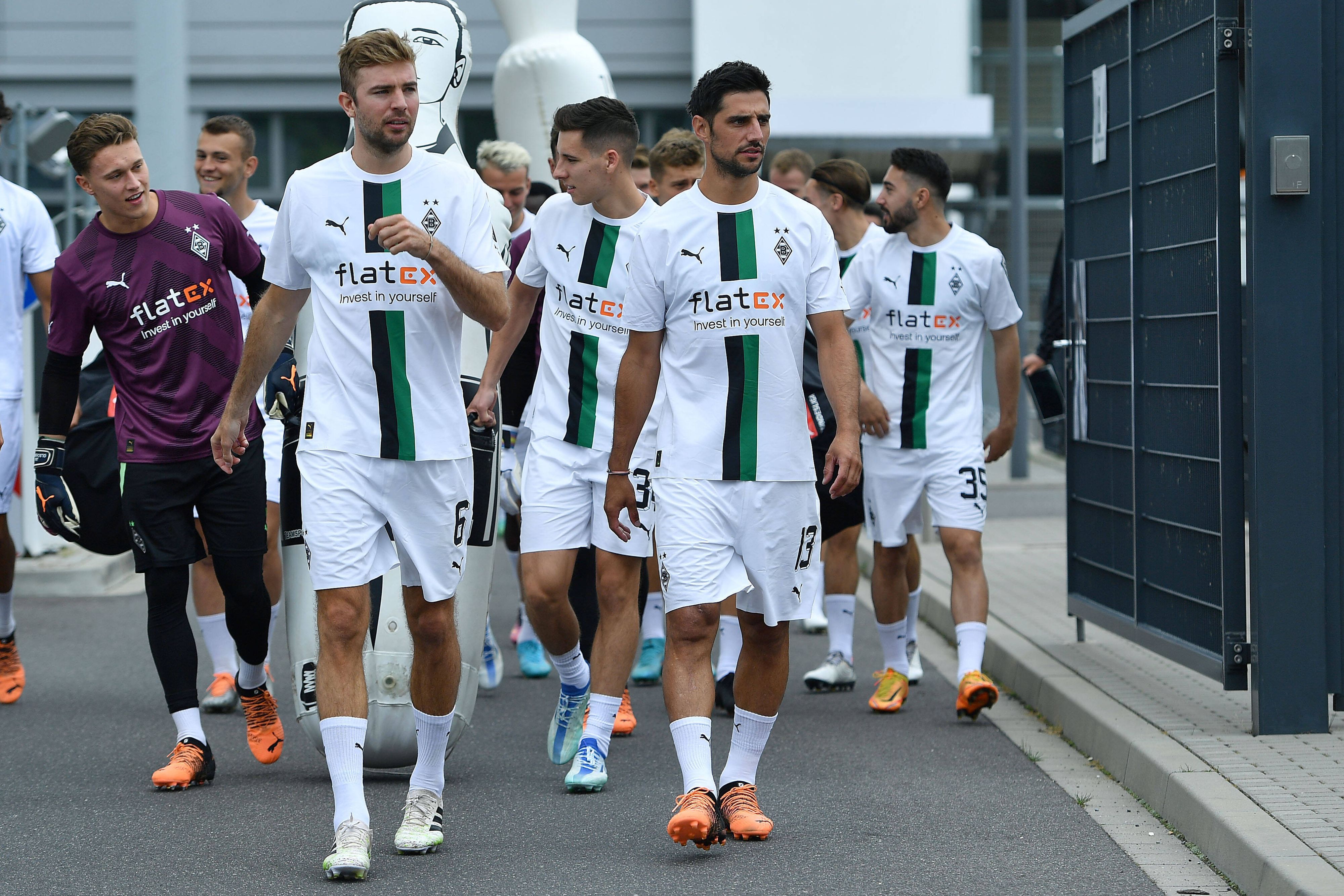 Gehen in Gladbach voran: Weltmeister Christoph Kramer (l.) und Kapitän Lars Stindl (r.), hier zu sehen am 26. Juni 2022 im Borussia-Park. Stindl und Kramer tragen Trikots, im Hintergrund sind weitere Borussia-Spieler zu sehen.