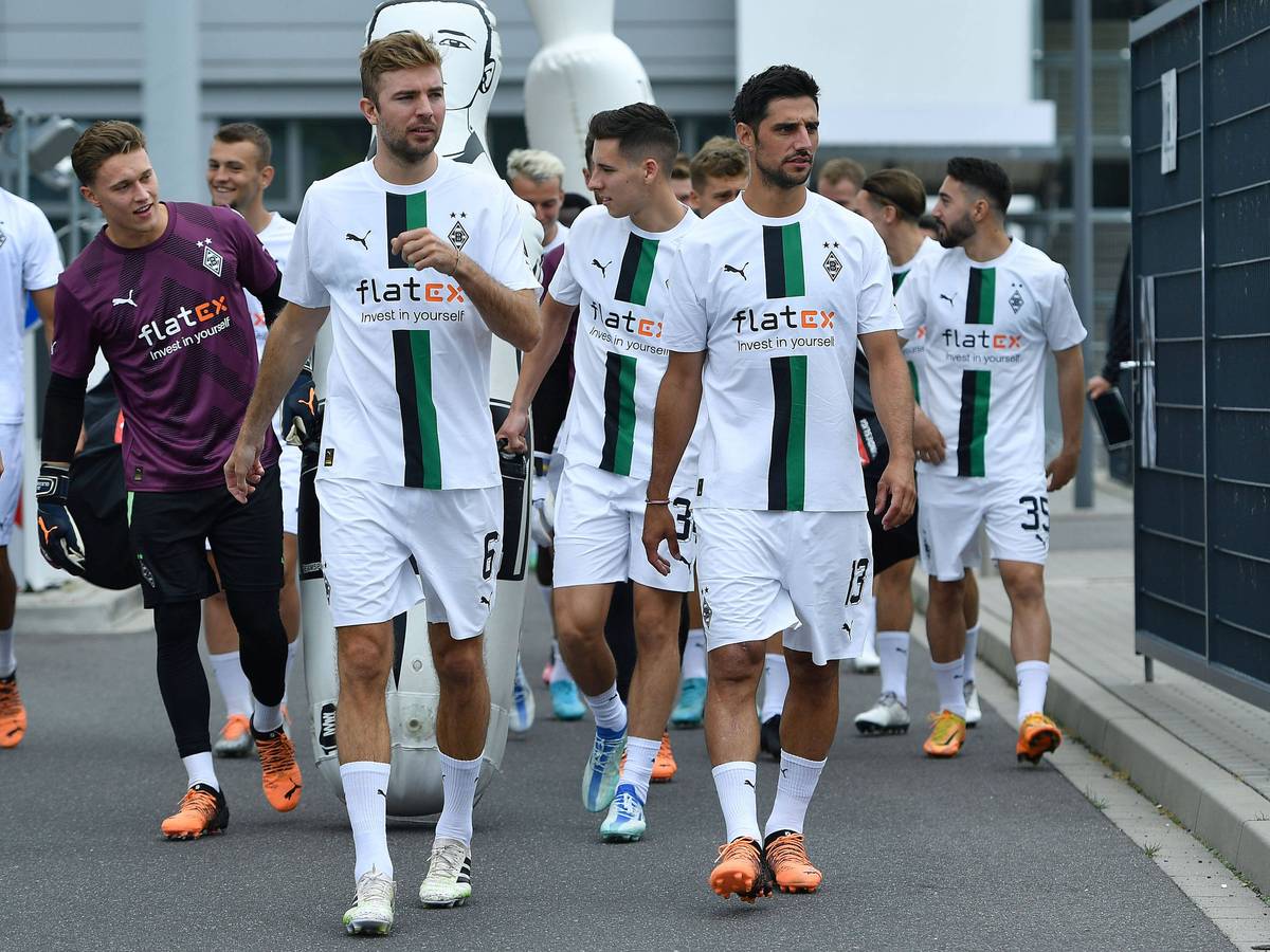 Gehen in Gladbach voran: Weltmeister Christoph Kramer (l.) und Kapitän Lars Stindl (r.), hier zu sehen am 26. Juni 2022 im Borussia-Park. Stindl und Kramer tragen Trikots, im Hintergrund sind weitere Borussia-Spieler zu sehen.