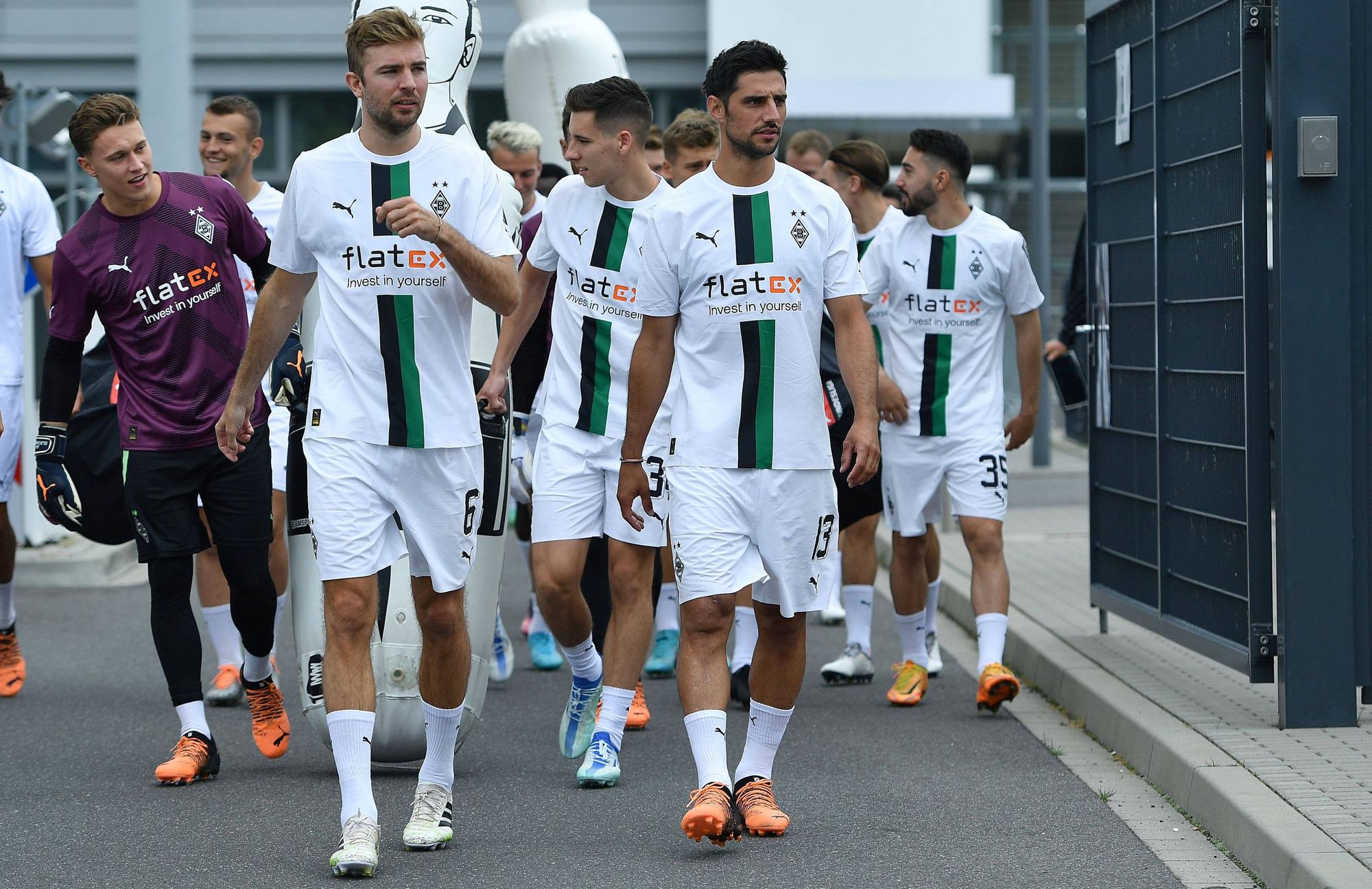 Gehen in Gladbach voran: Weltmeister Christoph Kramer (l.) und Kapitän Lars Stindl (r.), hier zu sehen am 26. Juni 2022 im Borussia-Park. Stindl und Kramer tragen Trikots, im Hintergrund sind weitere Borussia-Spieler zu sehen.