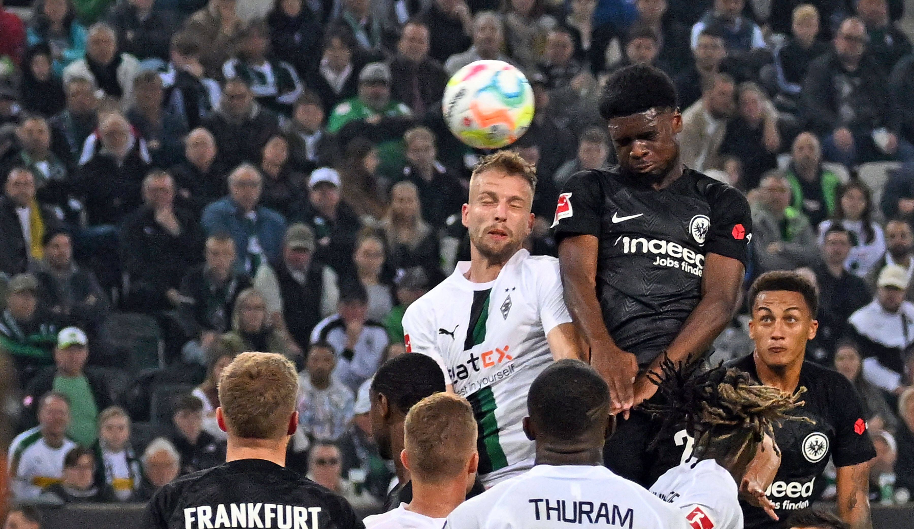 Borussia Mönchengladbach verliert am Samstag (22. Oktober 2022) in heimischer Arena das Bundesliga-Topspiel gegen Eintracht Frankfurt. In dieser Szene verliert Friedrich (l.) das Kopfballduell gegen Ebimbe (r.), der ins Gladbacher Tor trifft.