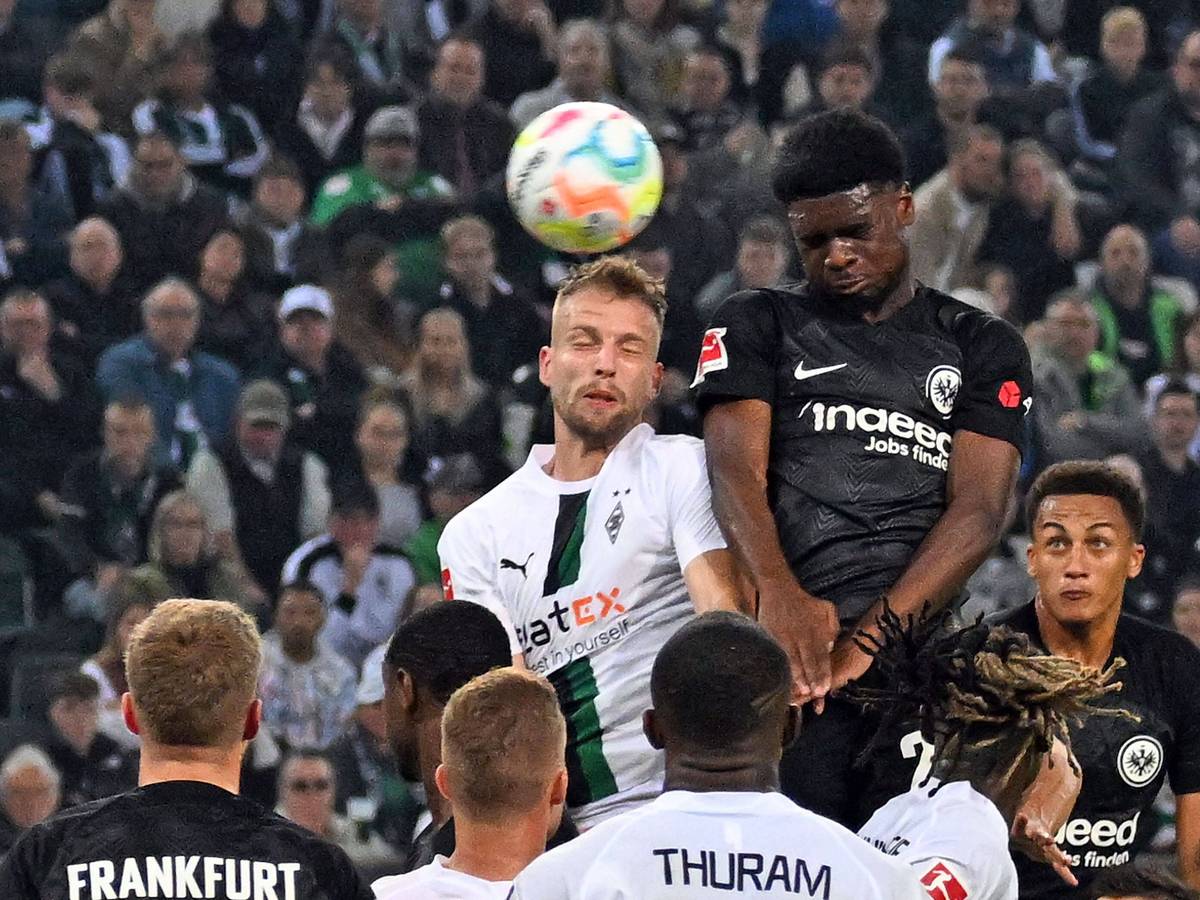 Borussia Mönchengladbach verliert am Samstag (22. Oktober 2022) in heimischer Arena das Bundesliga-Topspiel gegen Eintracht Frankfurt. In dieser Szene verliert Friedrich (l.) das Kopfballduell gegen Ebimbe (r.), der ins Gladbacher Tor trifft.