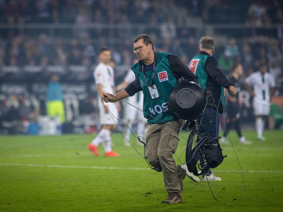 Ein Techniker trägt die defekte Spidercam vom Spielfeld, geschehen beim Bundesliga-Spiel Borussia Mönchengladbach gegen Eintracht Frankfurt im Borussia-Park am 22. Oktober 2022.