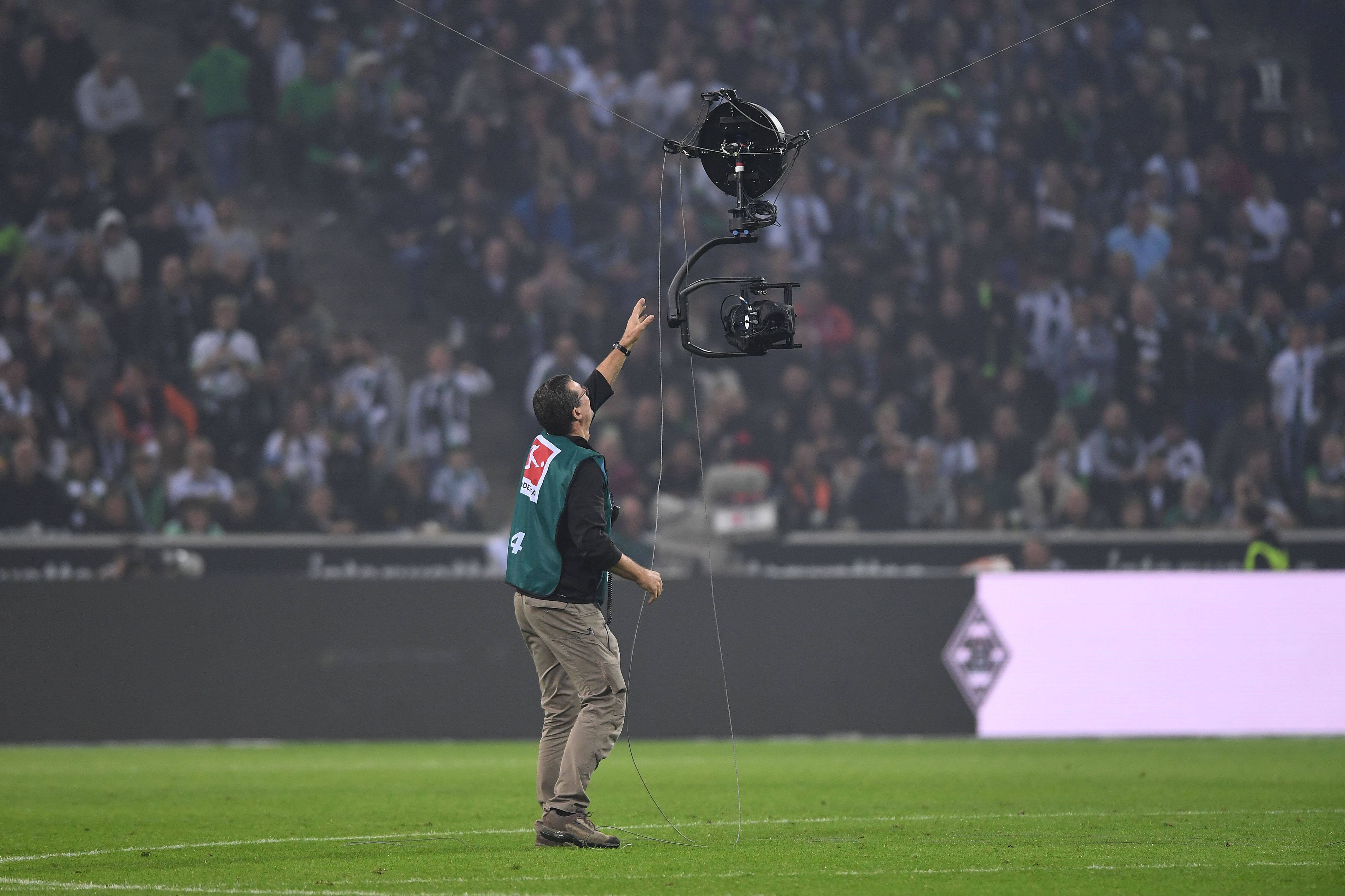 Ein Techniker begutachtet die defekte Seilkamera beim Bundesliga-Spiel von Borussia Mönchengladbach gegen Eintracht Frankfurt am 22. Oktober 2022 im Borussia-Park.