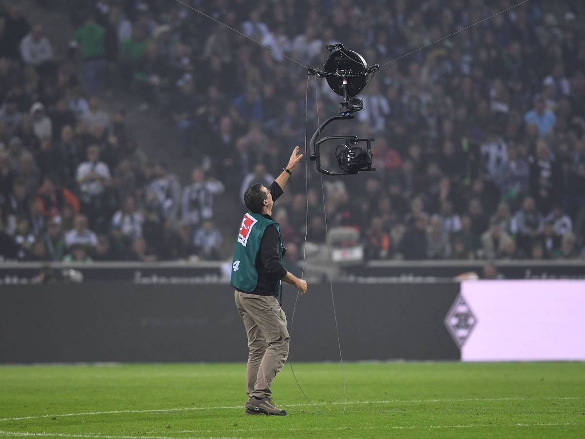 Ein Techniker begutachtet die defekte Seilkamera beim Bundesliga-Spiel von Borussia Mönchengladbach gegen Eintracht Frankfurt am 22. Oktober 2022 im Borussia-Park.