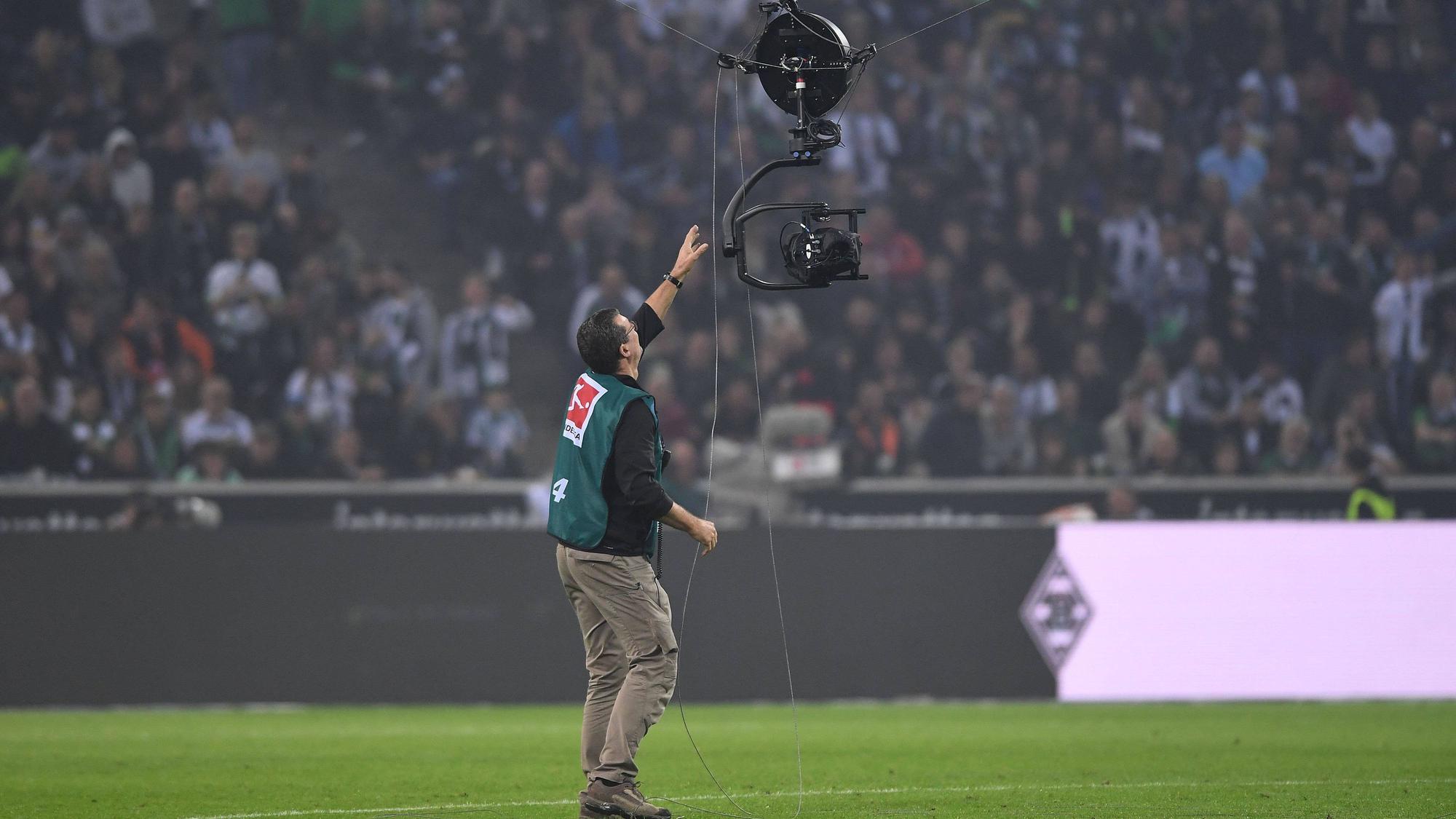 Ein Techniker begutachtet die defekte Seilkamera beim Bundesliga-Spiel von Borussia Mönchengladbach gegen Eintracht Frankfurt am 22. Oktober 2022 im Borussia-Park.