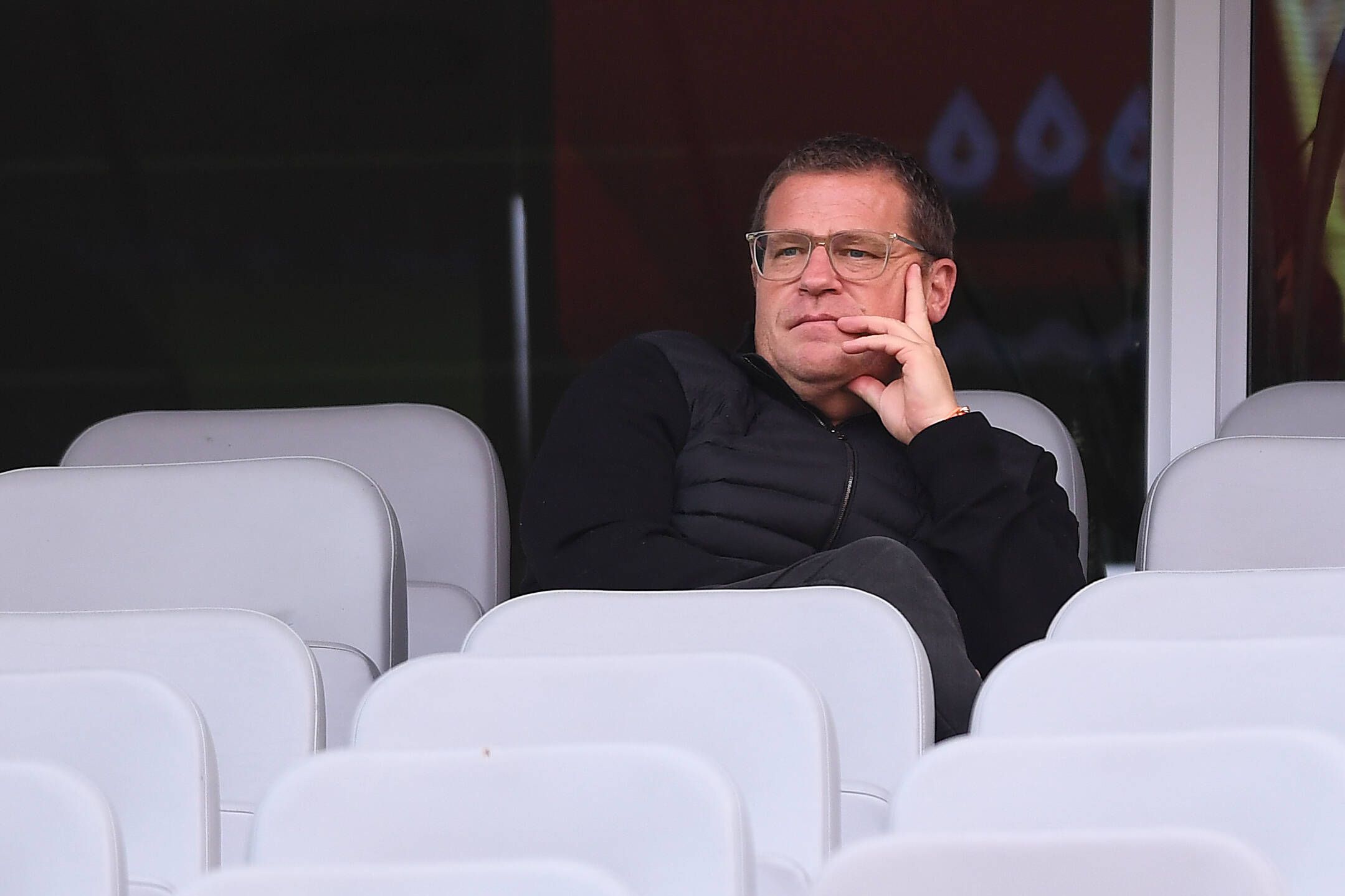 Max Eberl, ehemaliger Manager von Borussia Mönchengladbach, hat sich am Samstag (22. Oktober 2022) das Bundesliga-Duell zwischen Bayer Leverkusen und VfL Wolfsburg angeschaut. Eberl sitzt auf der Tribüne, er trägt eine Brille.