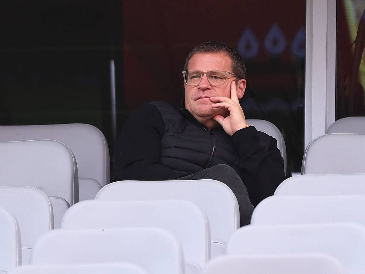 Max Eberl, ehemaliger Manager von Borussia Mönchengladbach, hat sich am Samstag (22. Oktober 2022) das Bundesliga-Duell zwischen Bayer Leverkusen und VfL Wolfsburg angeschaut. Eberl sitzt auf der Tribüne, er trägt eine Brille.