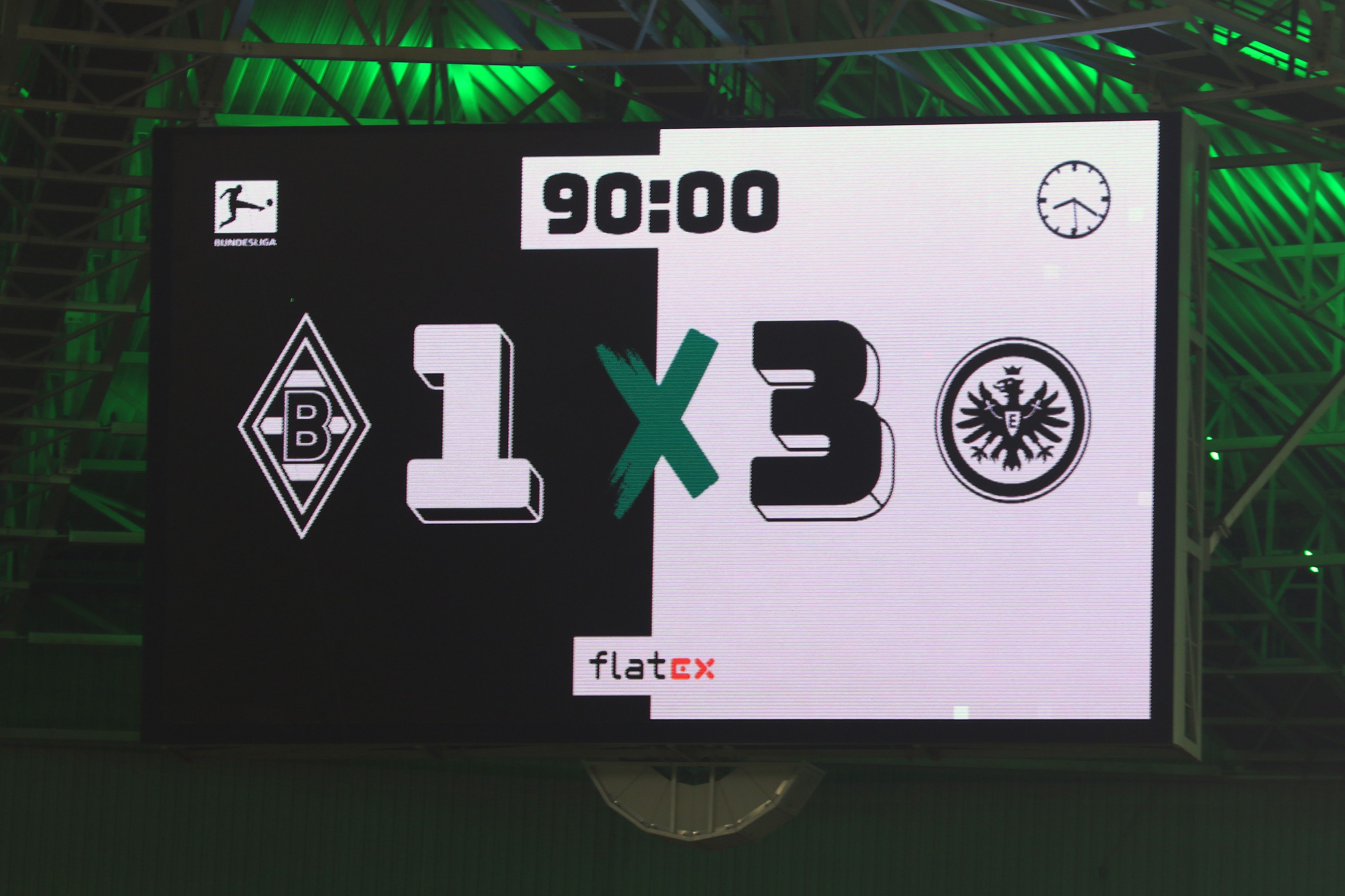 Schwarz auf weiß! Borussia Mönchengladbach hat am Samstag (22. Oktober 2022) das Bundesliga-Topspiel in eigener Arena gegen Eintracht Frankfurt mit 1:3 verloren, wie die Videowand nach dem Schlusspfiff anzeigt. Zu sehen ist die Anzeigetafel im Borussia-Park mit dem Endergebnis.