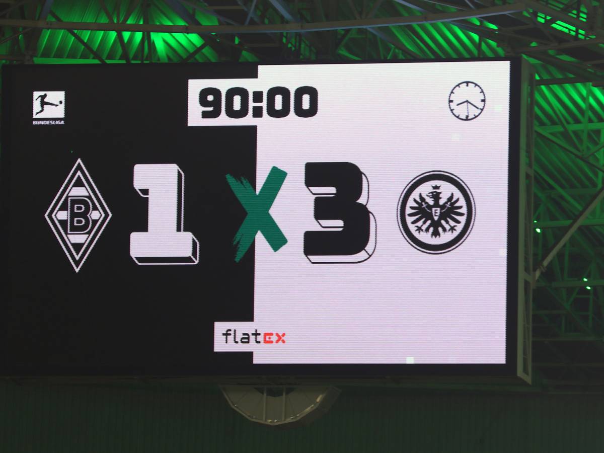 Schwarz auf weiß! Borussia Mönchengladbach hat am Samstag (22. Oktober 2022) das Bundesliga-Topspiel in eigener Arena gegen Eintracht Frankfurt mit 1:3 verloren, wie die Videowand nach dem Schlusspfiff anzeigt. Zu sehen ist die Anzeigetafel im Borussia-Park mit dem Endergebnis.