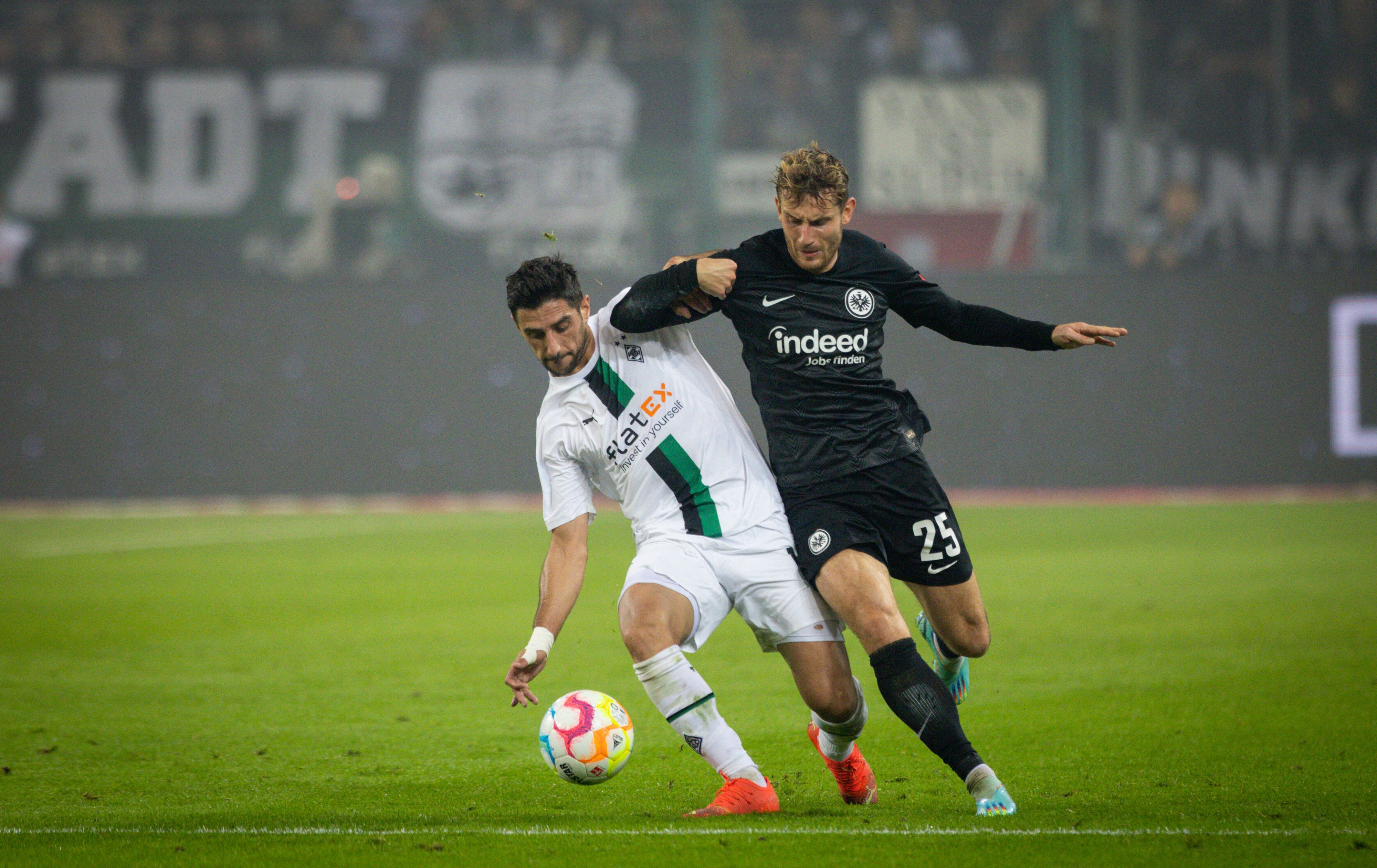 Packender Zweikampf: Gladbach-Kapitän Lars Stindl (l.) im Duell mit Christopher Lenz (r.) von Eintracht Frankfurt im Bundesliga-Topspiel (22. Oktober 2022). Stindl behauptet den Ball.