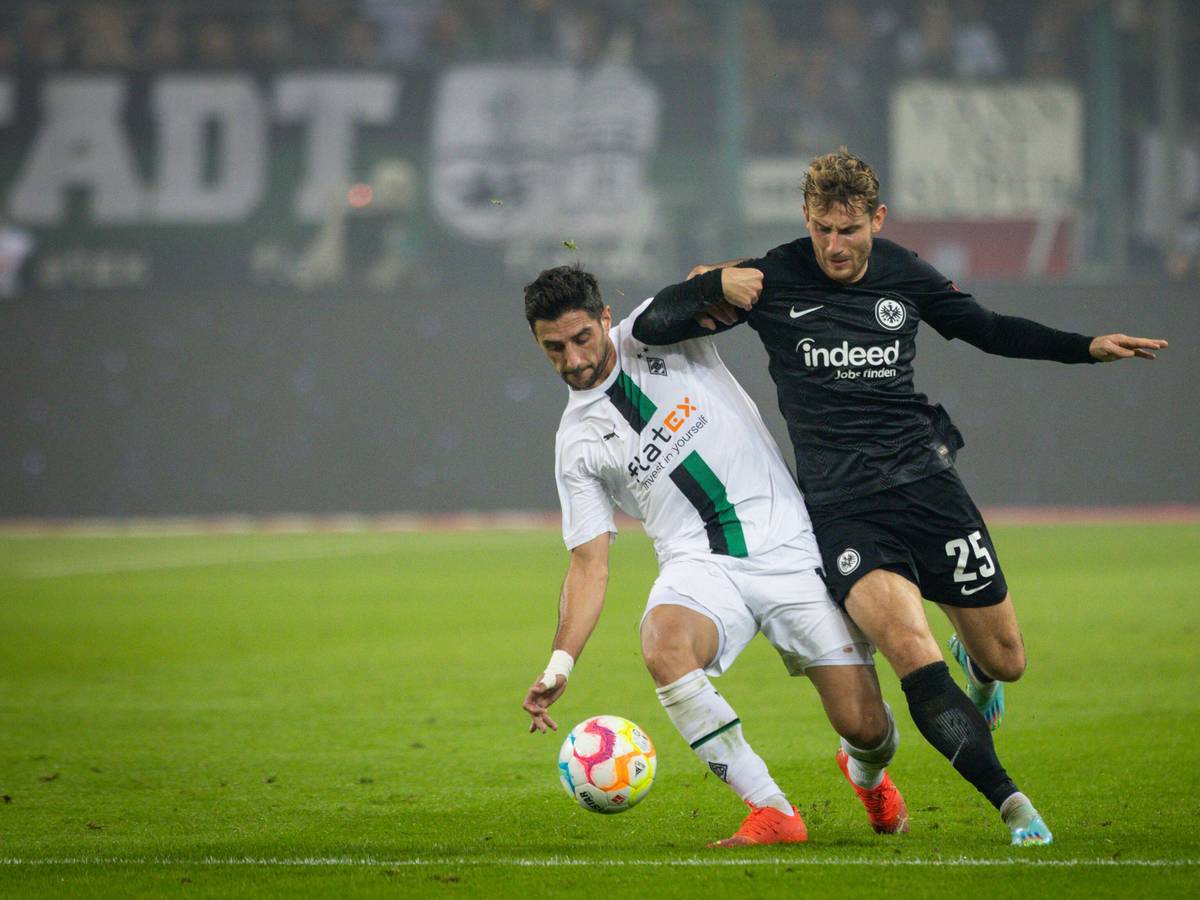 Packender Zweikampf: Gladbach-Kapitän Lars Stindl (l.) im Duell mit Christopher Lenz (r.) von Eintracht Frankfurt im Bundesliga-Topspiel (22. Oktober 2022). Stindl behauptet den Ball.
