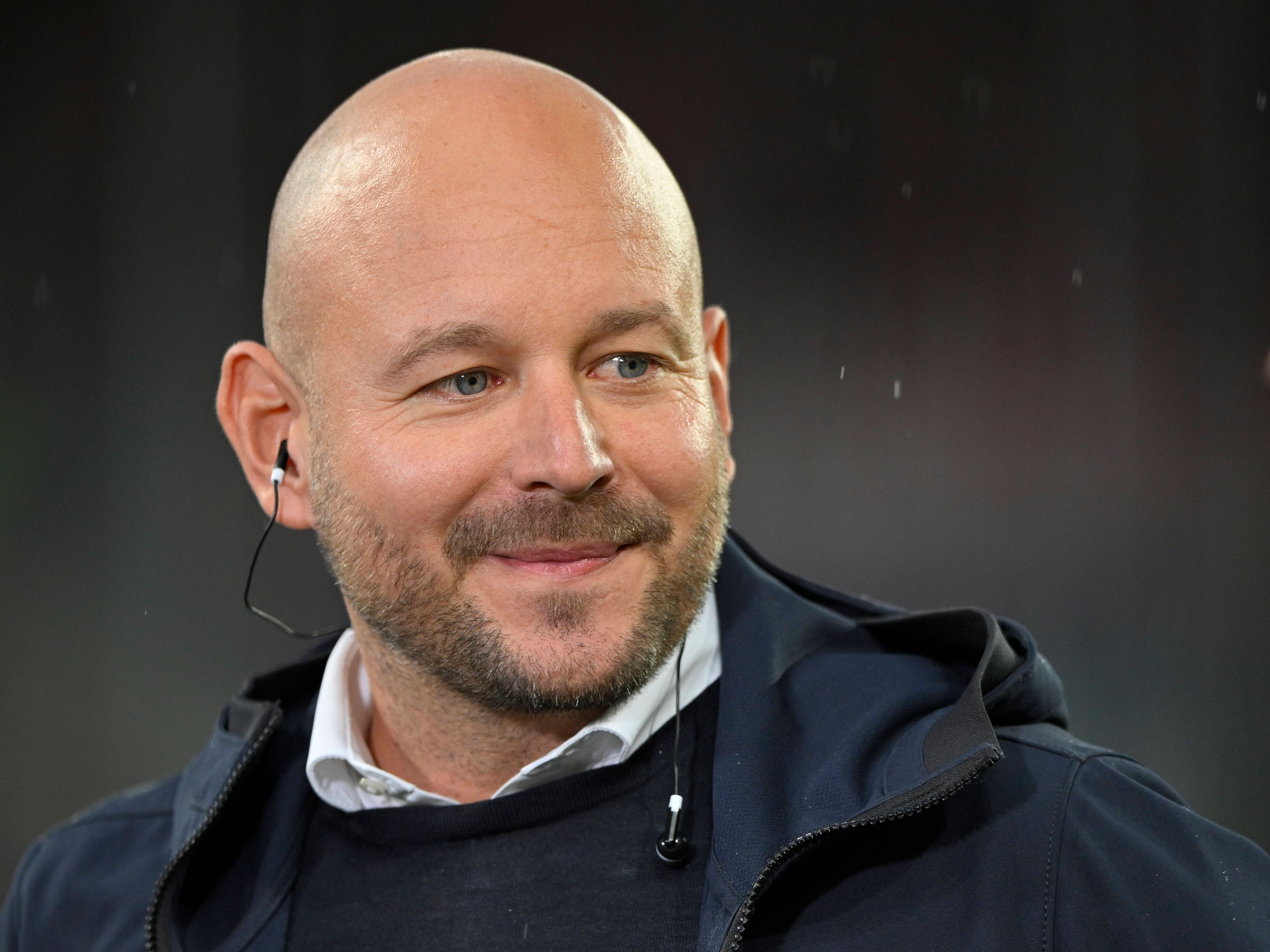 Alexander Rosen, Direktor Profifußball bei der TSG Hoffenheim, hat am Sonntag (23.Oktober 2022) bei „Sport1“ das Gladbacher Fanprojekt in der Causa Max Eberl scharf kritisiert. Auf diesem Foto ist Rosen am 22. September in Sinsheim zu sehen. Er lächelt während eines Interviews.