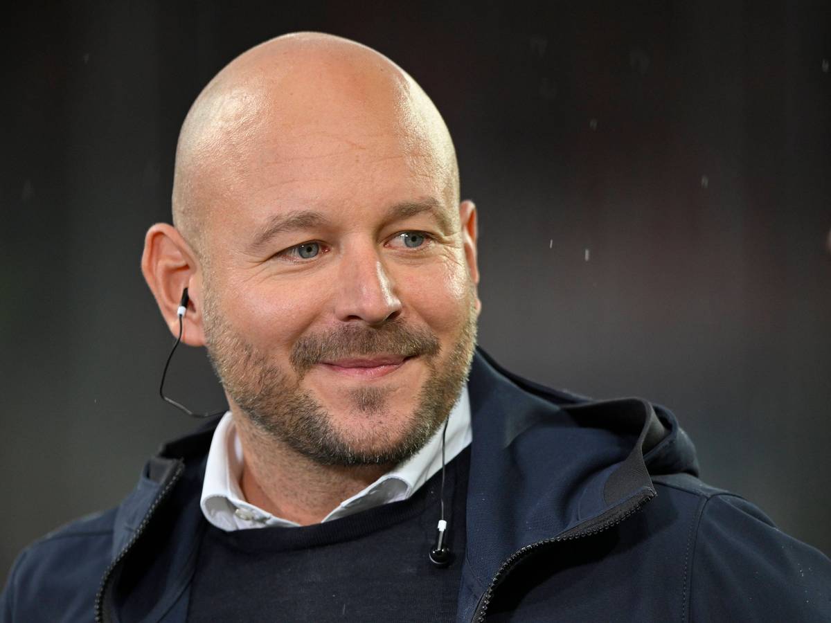 Alexander Rosen, Direktor Profifußball bei der TSG Hoffenheim, hat am Sonntag (23.Oktober 2022) bei „Sport1“ das Gladbacher Fanprojekt in der Causa Max Eberl scharf kritisiert. Auf diesem Foto ist Rosen am 22. September in Sinsheim zu sehen. Er lächelt während eines Interviews.
