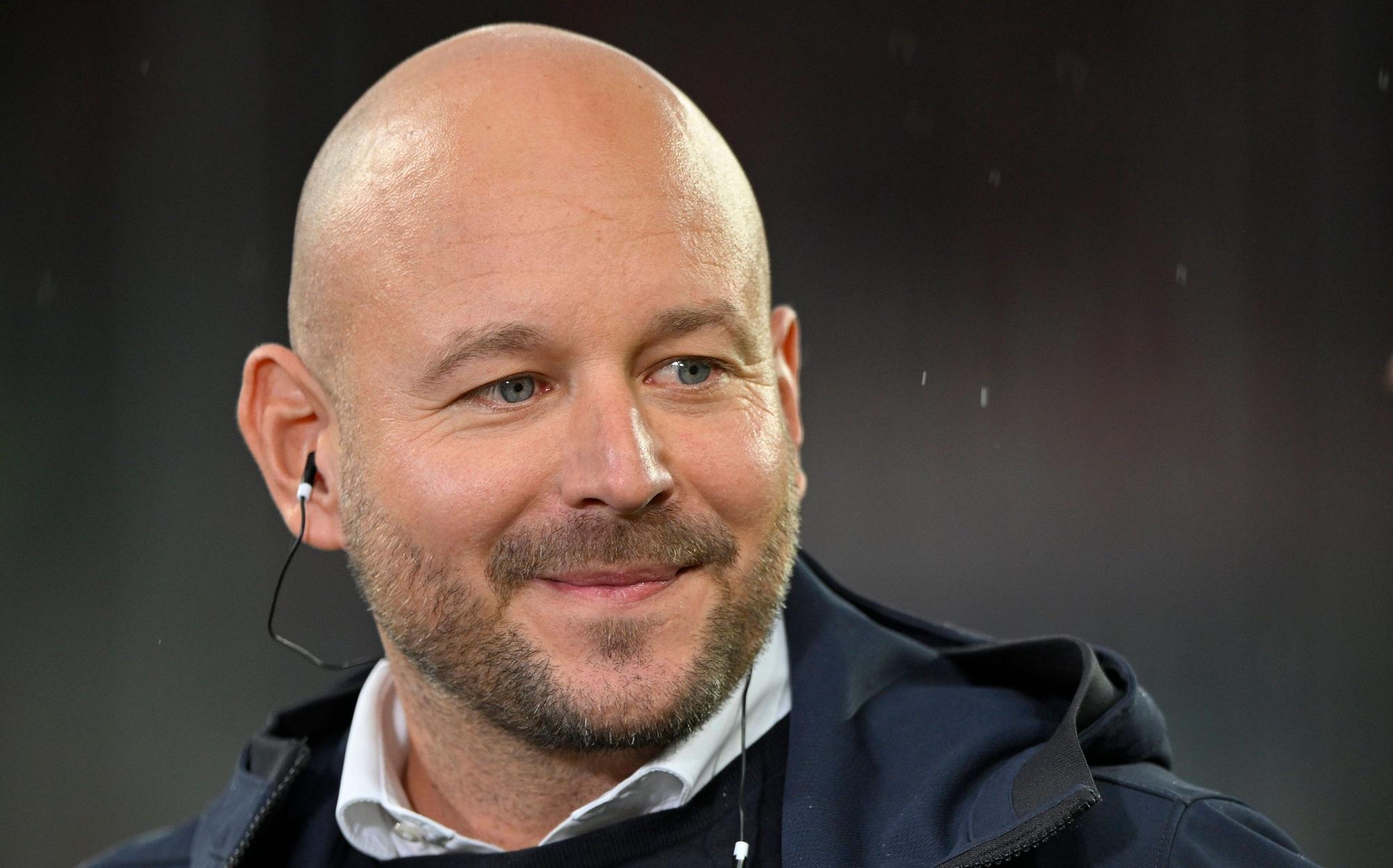Alexander Rosen, Direktor Profifußball bei der TSG Hoffenheim, hat am Sonntag (23.Oktober 2022) bei „Sport1“ das Gladbacher Fanprojekt in der Causa Max Eberl scharf kritisiert. Auf diesem Foto ist Rosen am 22. September in Sinsheim zu sehen. Er lächelt während eines Interviews.