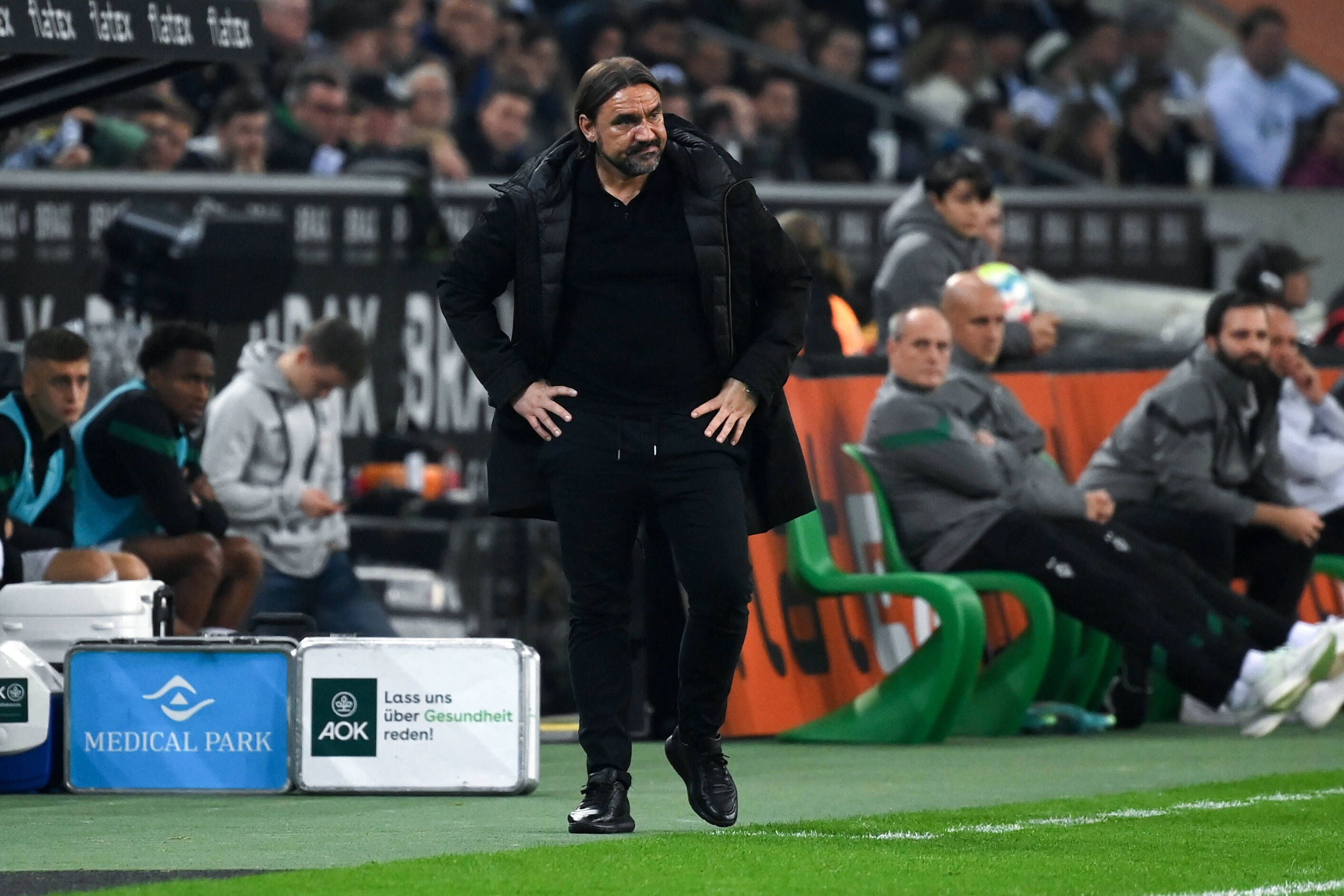 Trainer Daniel Farke von Fußball-Bundesligist Borussia Mönchengladbach an der Seitenlinie während des Topspiels (22. Oktober 2022) gegen Eintracht Frankfurt im Borussia-Park. Farke hat seine Hände an die Hüften gestemmt.