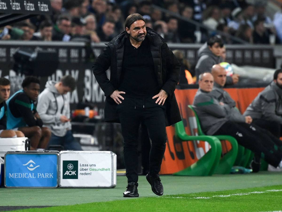 Trainer Daniel Farke von Fußball-Bundesligist Borussia Mönchengladbach an der Seitenlinie während des Topspiels (22. Oktober 2022) gegen Eintracht Frankfurt im Borussia-Park. Farke hat seine Hände an die Hüften gestemmt.