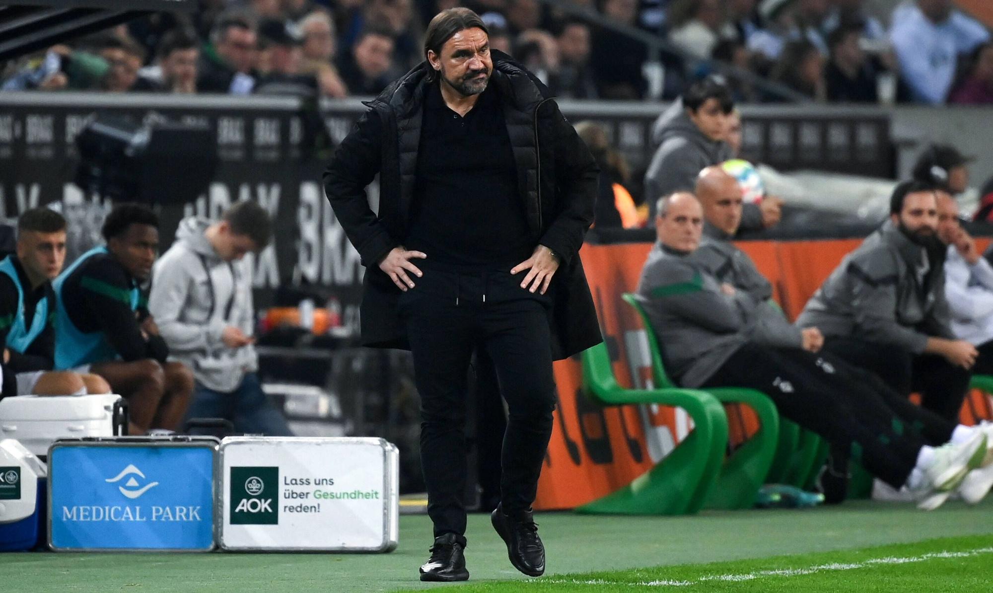 Trainer Daniel Farke von Fußball-Bundesligist Borussia Mönchengladbach an der Seitenlinie während des Topspiels (22. Oktober 2022) gegen Eintracht Frankfurt im Borussia-Park. Farke hat seine Hände an die Hüften gestemmt.