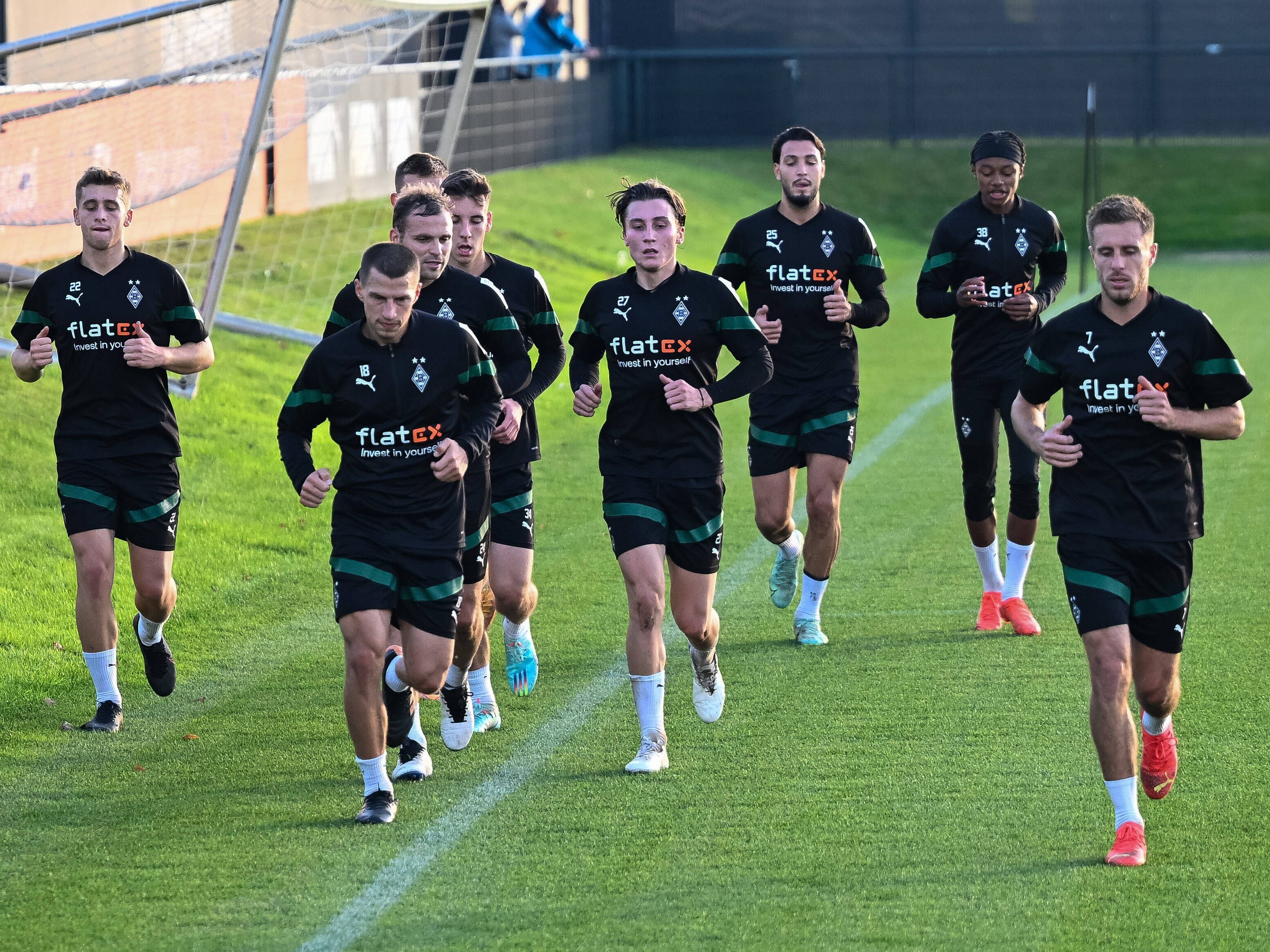 Ein Teil der Mannschaft von Borussia Mönchengladbach läuft
