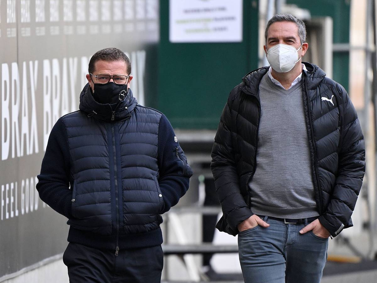 Max Eberl (l.) und Markus Aretz (r.) laufen mit Masken nebeneinander.
