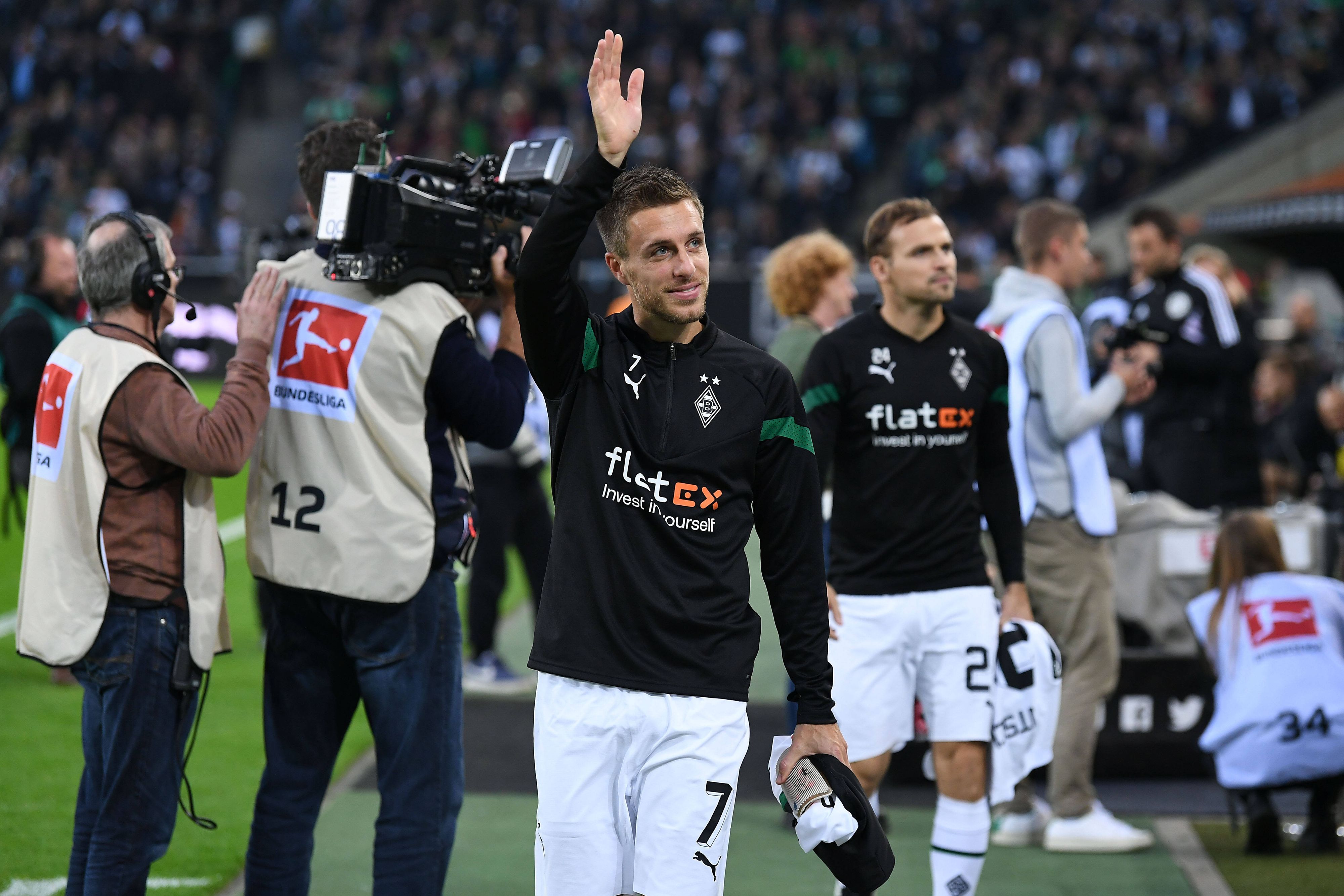 Patrick Herrmann winkt den Zuschauern im Borussia-Park vor dem Spiel von Borussia Mönchengladbach gegen Eintracht Frankfurt am 22. Oktober 2022.