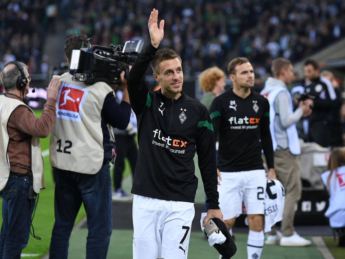 Patrick Herrmann winkt den Zuschauern im Borussia-Park vor dem Spiel von Borussia Mönchengladbach gegen Eintracht Frankfurt am 22. Oktober 2022.