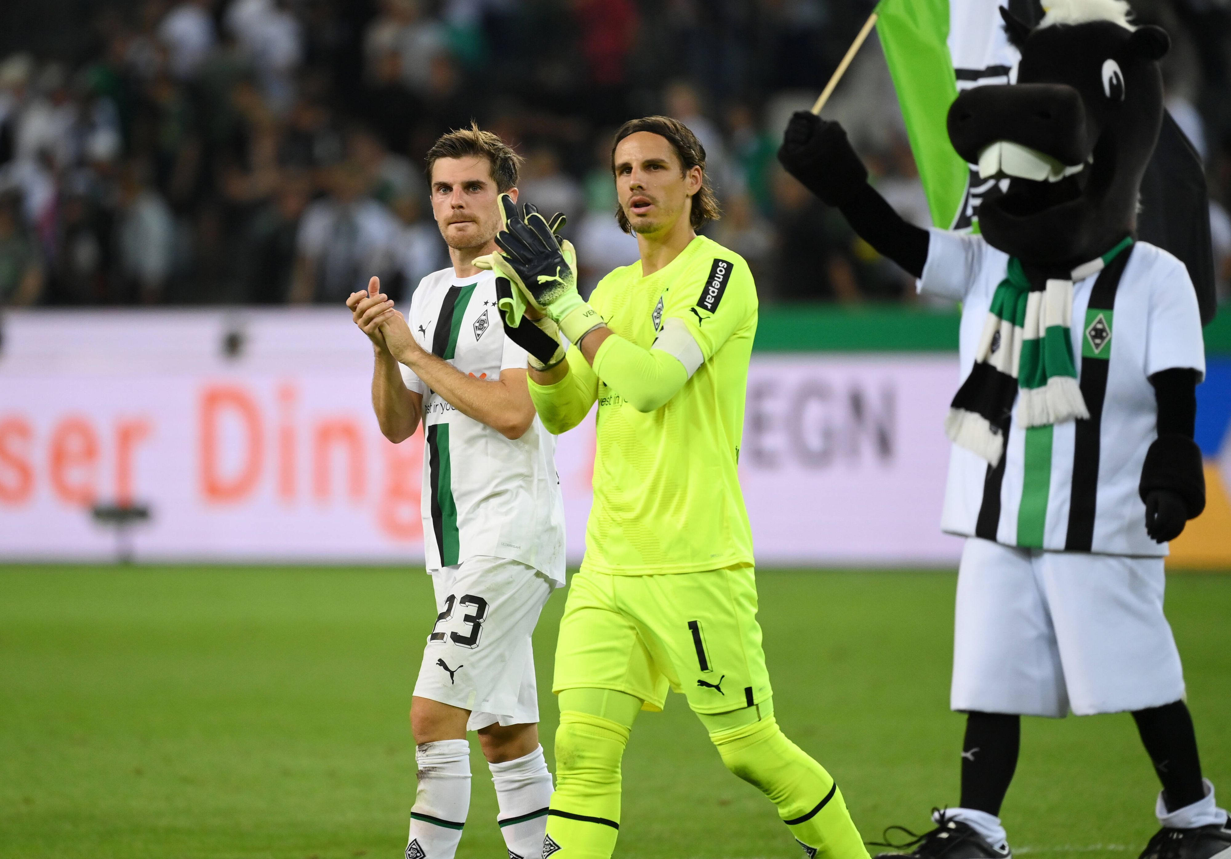 Jonas Hofmann (l.) und Yann Sommer (r.) klatschen den Zuschauern von Borussia Mönchengladbach am 19. August 2022 zu.