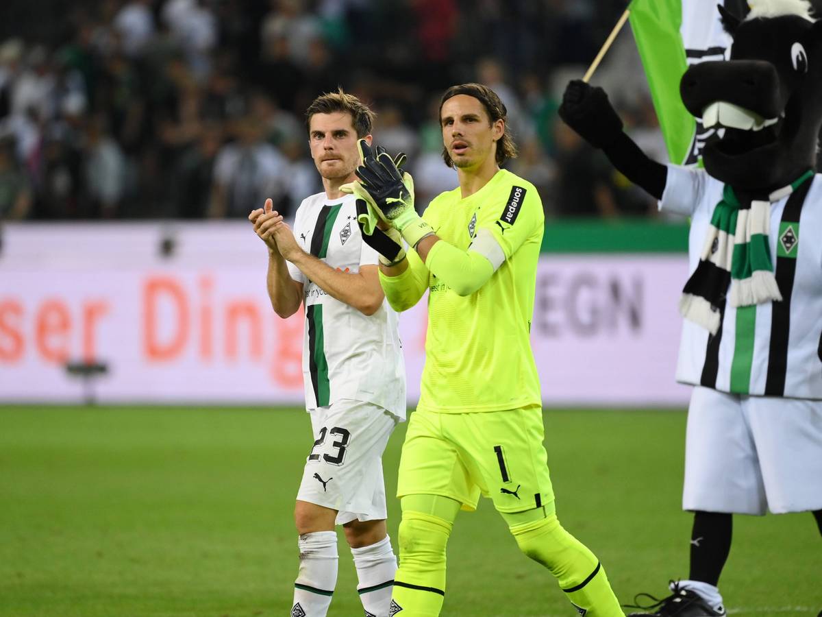 Jonas Hofmann (l.) und Yann Sommer (r.) klatschen den Zuschauern von Borussia Mönchengladbach am 19. August 2022 zu.