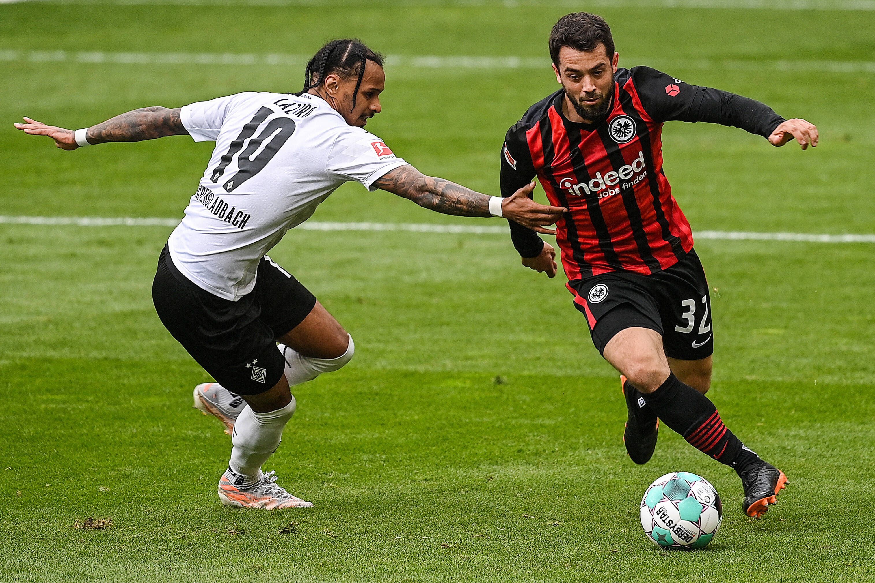 Amin Younes (r.) will im Spiel von Eintracht Frankfurt gegen Borussia Mönchengladbach am 18. April 2021 den Ball gegen Valentino Lazaro (l.) behaupten.