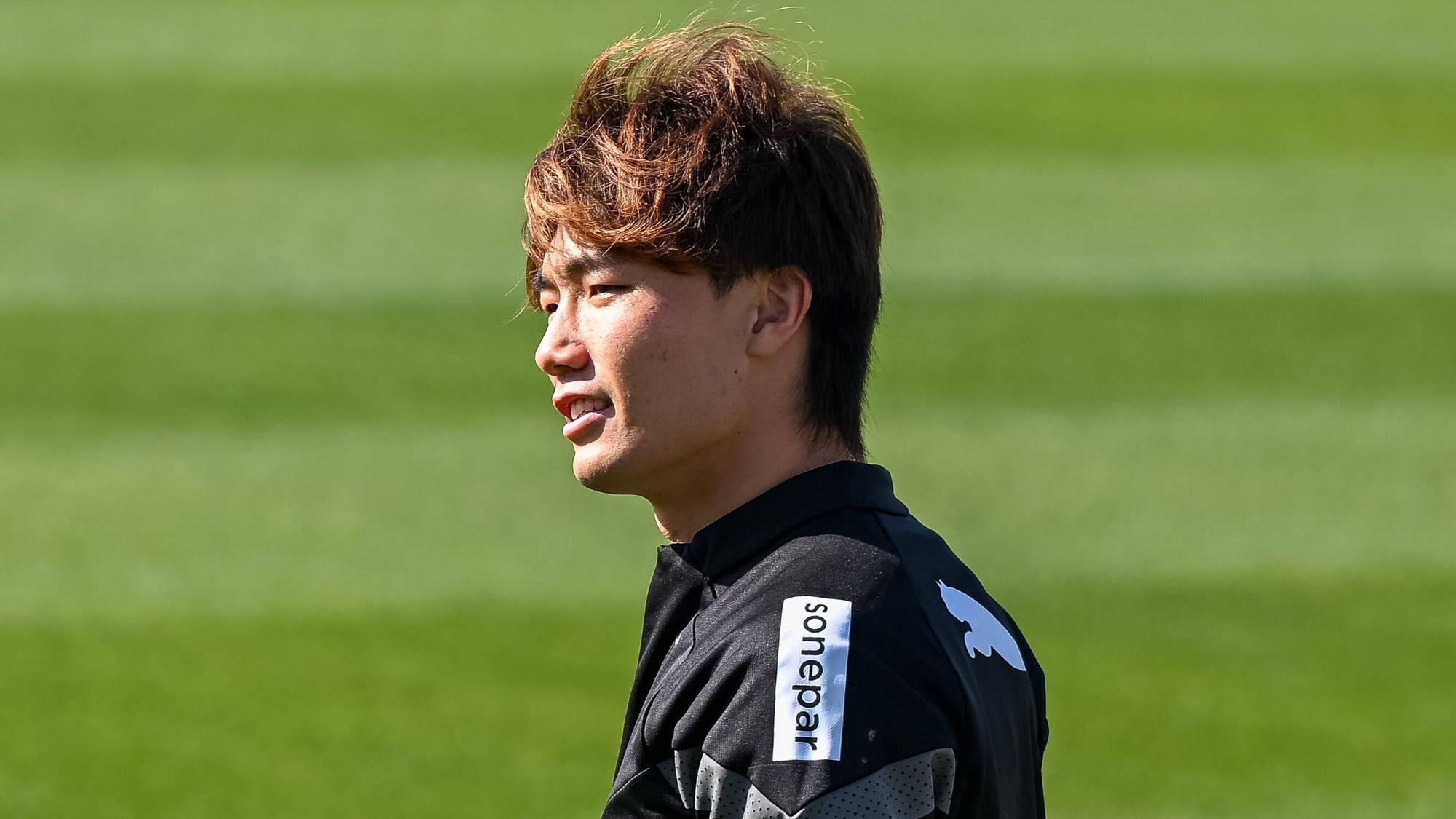 Ko Itakura bereitet sich auf sein Comeback nach Verletzung vor. Hier bestreitet er ein Reha-Training auf dem Trainingsplatz von Borussia Mönchengladbach am 7. Oktober 2022.
