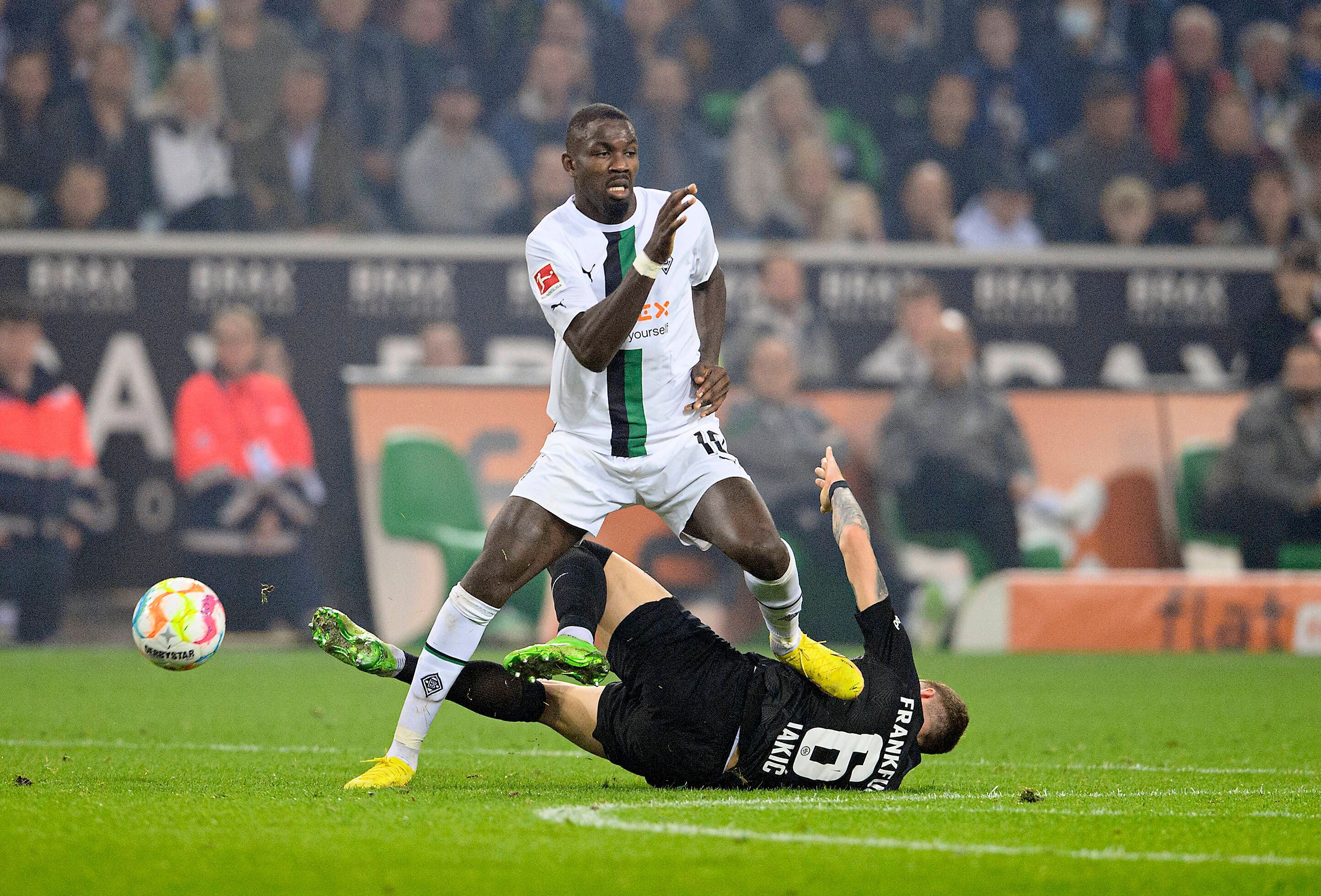 Gladbach-Stürmer Marcus Thuram hat seinen 2023 auslaufenden Vertrag bislang nicht verlängert. Auf diesem Bild ist der Franzose im Bundesliga-Topspiel gegen Eintracht Frankfurt (22. Oktober 2022) zu sehen. Thuram setzt sich gegen einen Frankfurter durch.