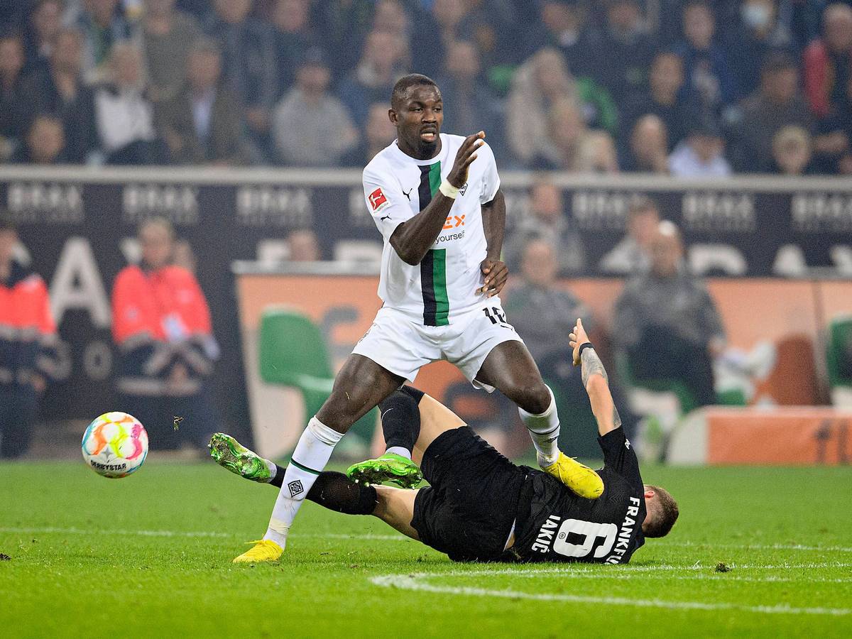 Gladbach-Stürmer Marcus Thuram hat seinen 2023 auslaufenden Vertrag bislang nicht verlängert. Auf diesem Bild ist der Franzose im Bundesliga-Topspiel gegen Eintracht Frankfurt (22. Oktober 2022) zu sehen. Thuram setzt sich gegen einen Frankfurter durch.