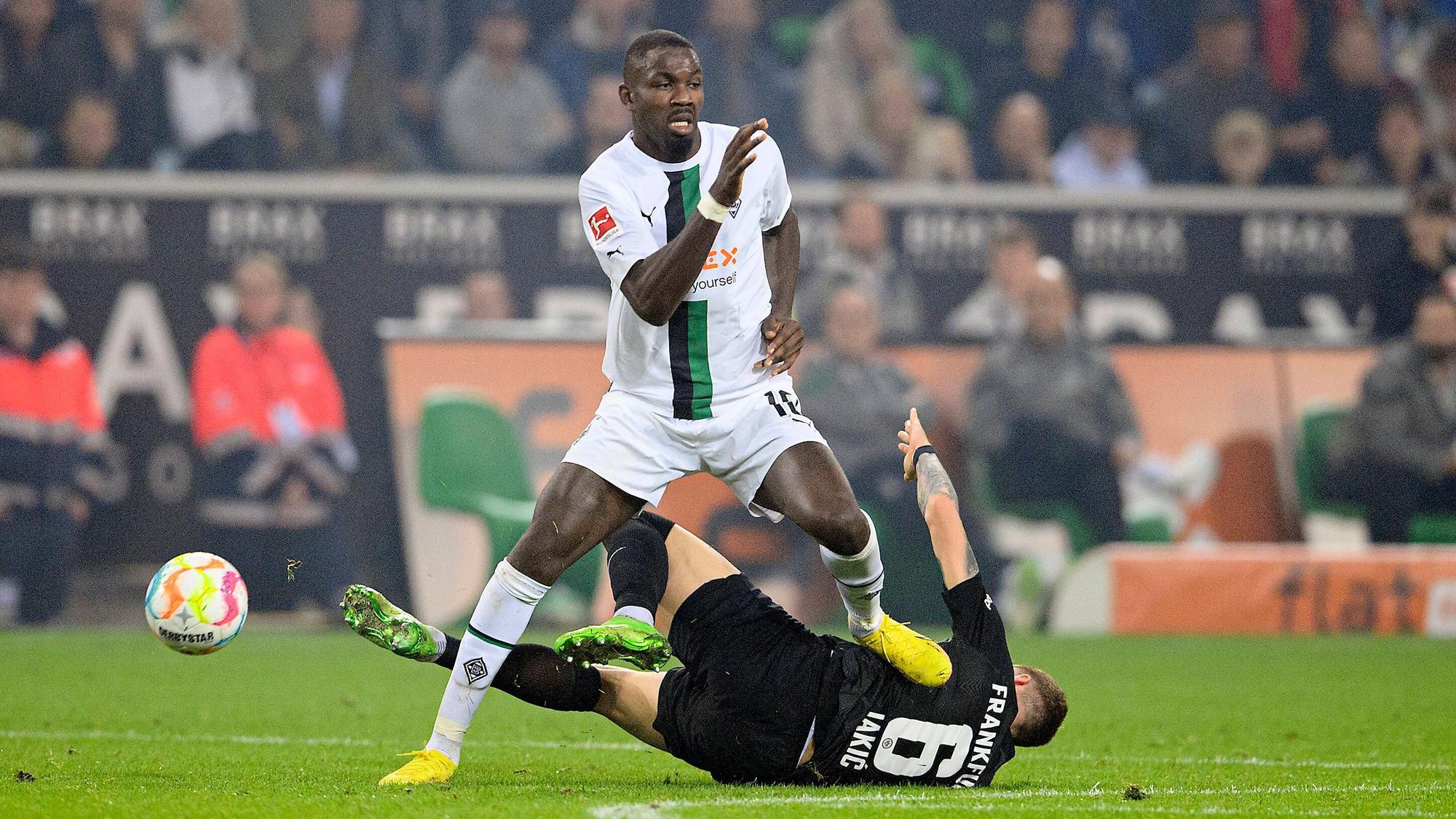 Gladbach-Stürmer Marcus Thuram hat seinen 2023 auslaufenden Vertrag bislang nicht verlängert. Auf diesem Bild ist der Franzose im Bundesliga-Topspiel gegen Eintracht Frankfurt (22. Oktober 2022) zu sehen. Thuram setzt sich gegen einen Frankfurter durch.