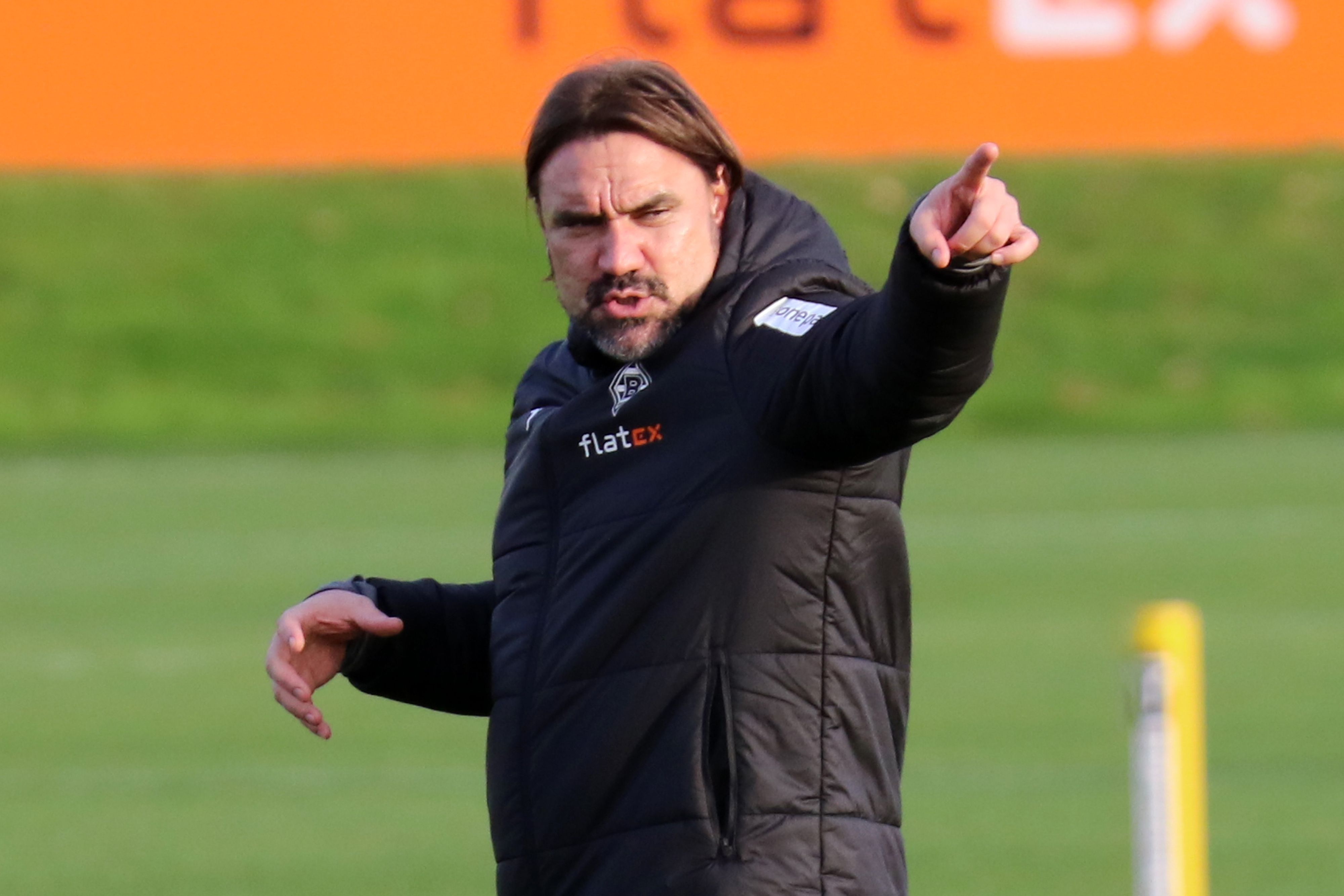 Daniel Farke, Cheftrainer von Fußball-Bundesligist Borussia Mönchengladbach, leitet am Mittwoch (26. Oktober 2022) die Trainingseinheit im Borussia-Park. Farke macht eine Geste und zeigt seinen Spielern etwas an.