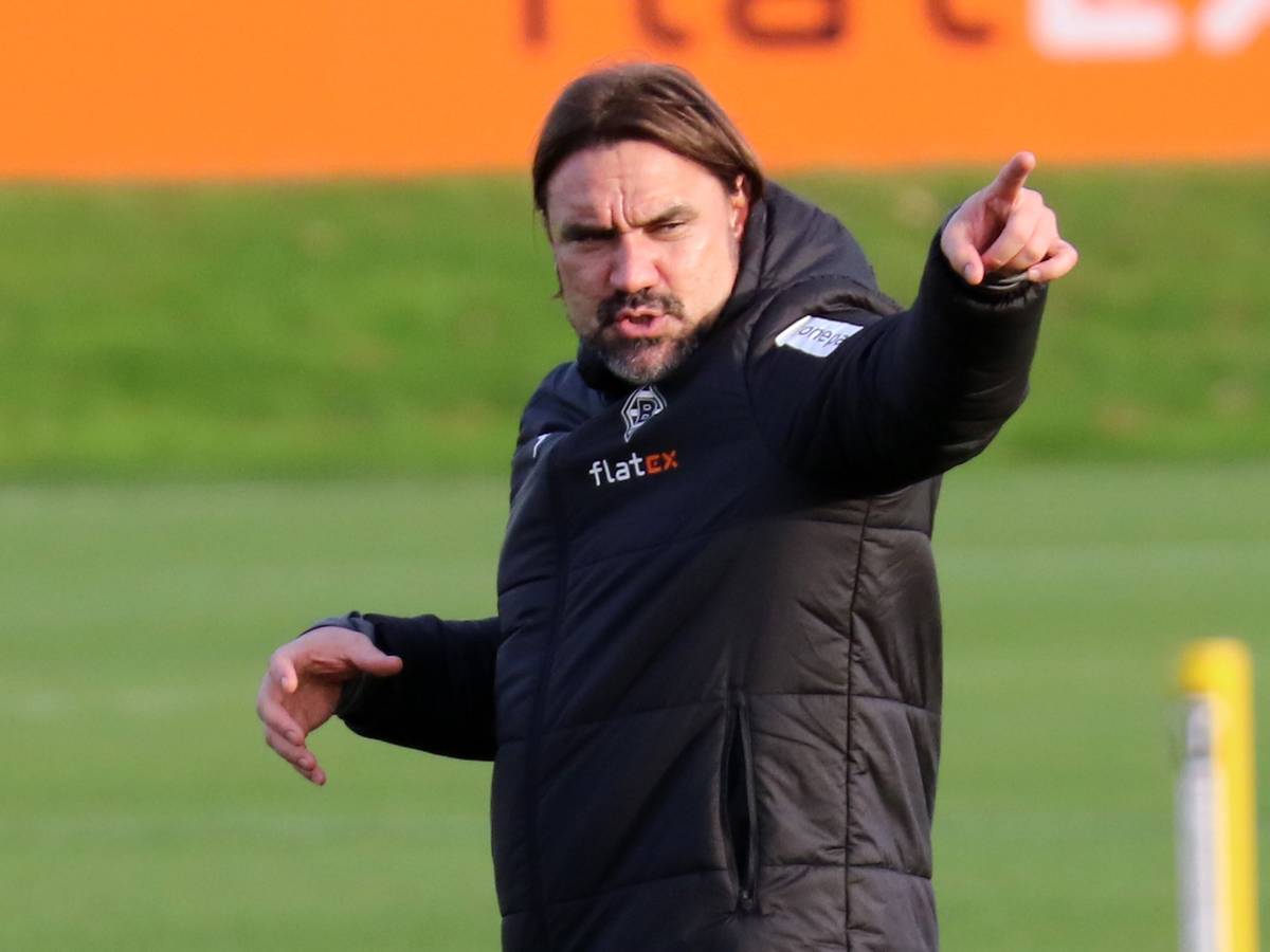 Daniel Farke, Cheftrainer von Fußball-Bundesligist Borussia Mönchengladbach, leitet am Mittwoch (26. Oktober 2022) die Trainingseinheit im Borussia-Park. Farke macht eine Geste und zeigt seinen Spielern etwas an.