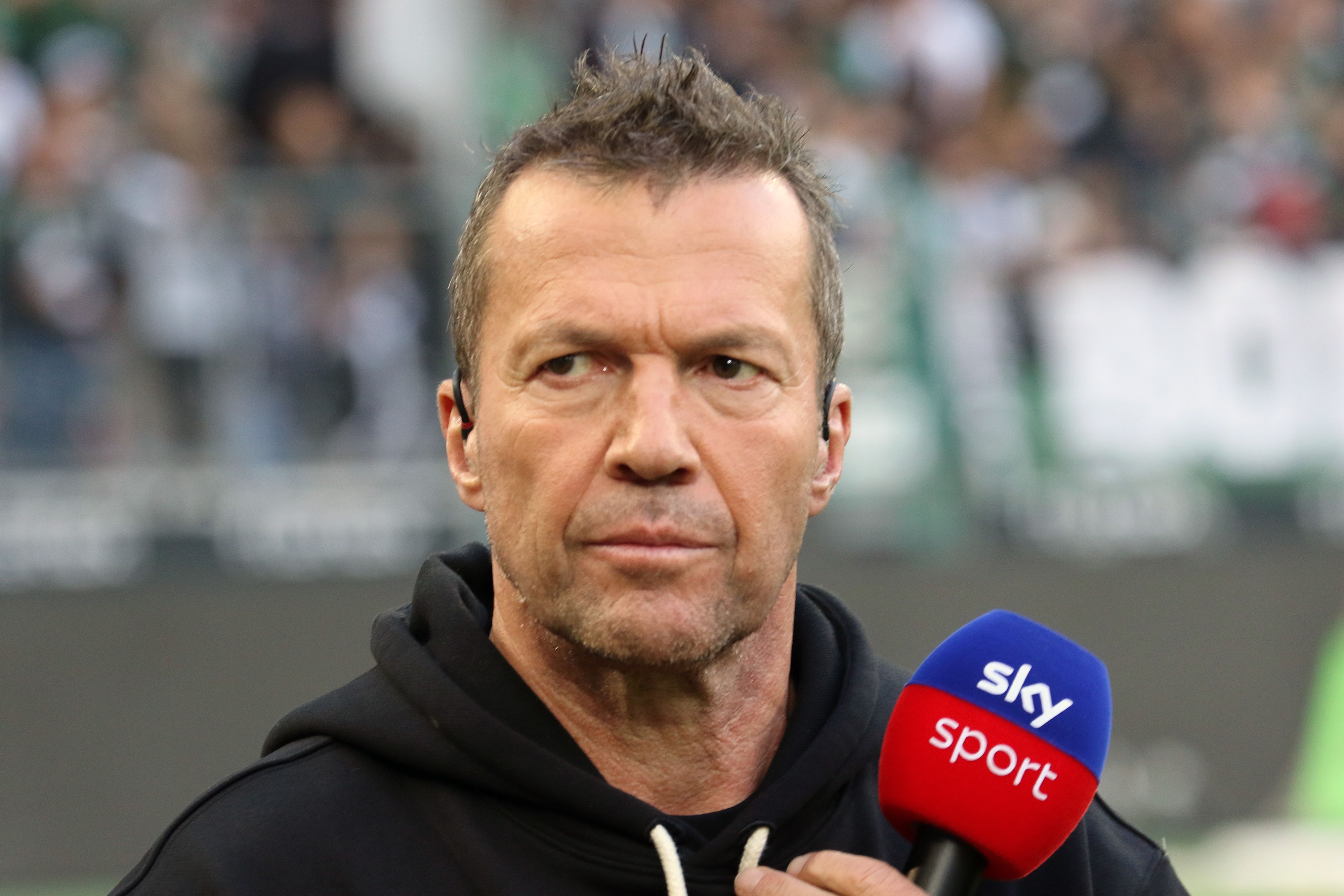Weltmeister und Ex-Gladbach-Star Lothar Matthäus, auf diesem Foto als TV-Experte für Sky am 22. Oktober 2022 im Borussia-Park zu sehen. Matthäus hält in der rechten Hand ein Mikrofon und schaut derweil in die Kamera.