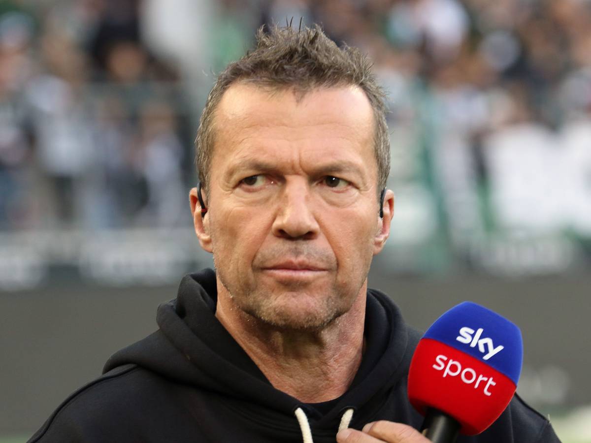 Weltmeister und Ex-Gladbach-Star Lothar Matthäus, auf diesem Foto als TV-Experte für Sky am 22. Oktober 2022 im Borussia-Park zu sehen. Matthäus hält in der rechten Hand ein Mikrofon und schaut derweil in die Kamera.
