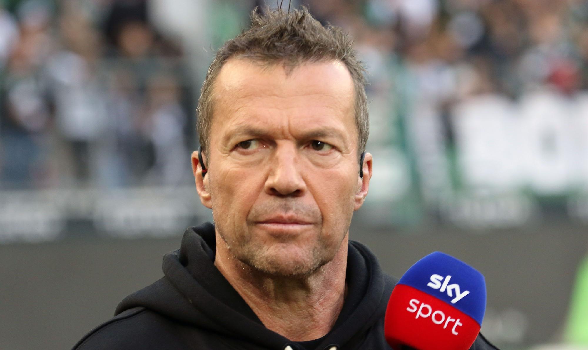 Weltmeister und Ex-Gladbach-Star Lothar Matthäus, auf diesem Foto als TV-Experte für Sky am 22. Oktober 2022 im Borussia-Park zu sehen. Matthäus hält in der rechten Hand ein Mikrofon und schaut derweil in die Kamera.