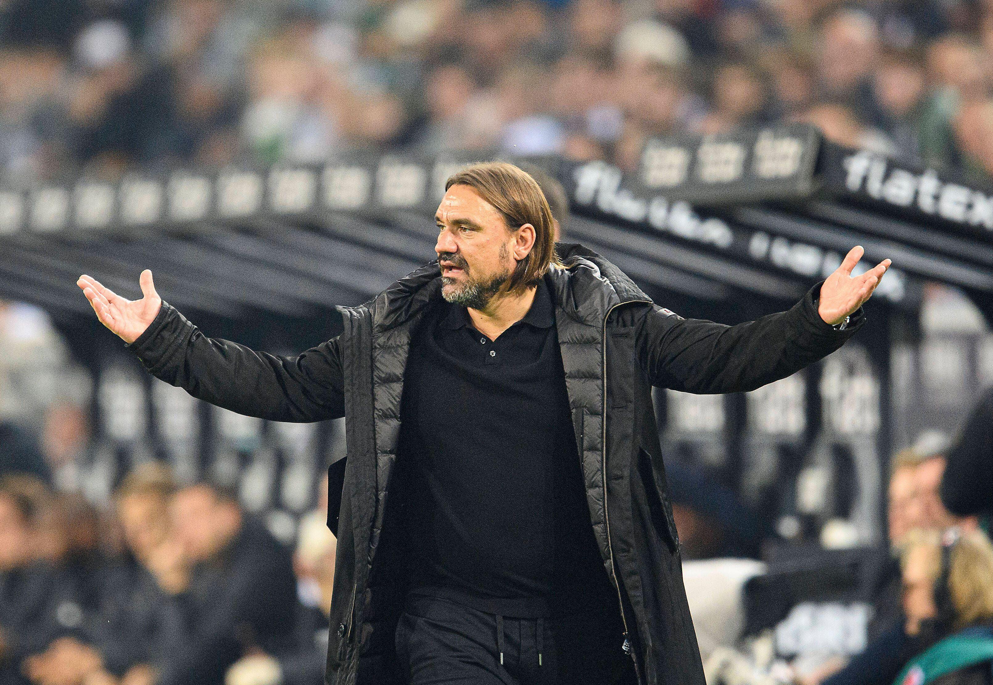 Gladbach-Trainer Daniel Farke gestikuliert an der Seitenlinie im Borussia-Park, hier zu sehen am 22. Oktober 2022 im Bundesliga-Duell gegen Eintracht Frankfurt. Farke hat die Arme ausgebreitet.
