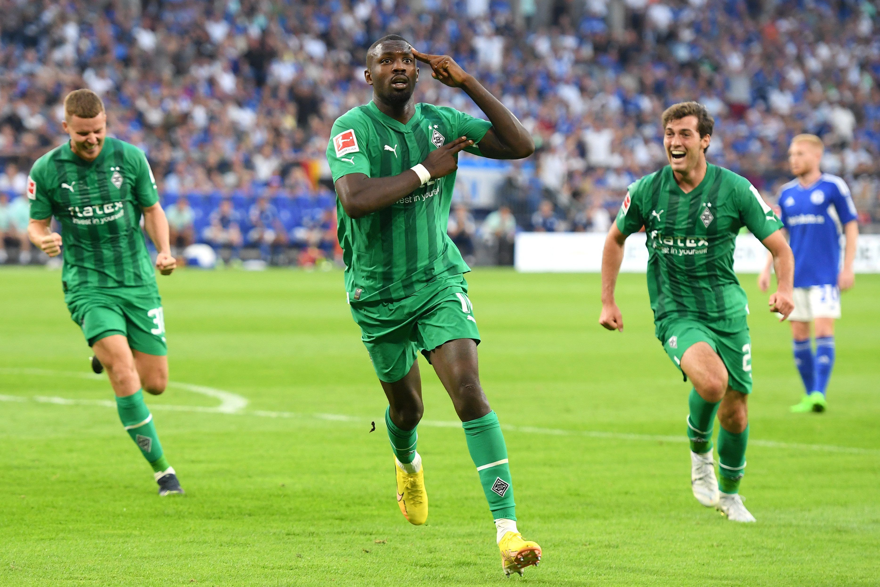 Marcus Thuram zeigt seinen Torjubel im Spiel von Borussia Mönchengladbach beim FC Schalke 04 am 13. August 2022.