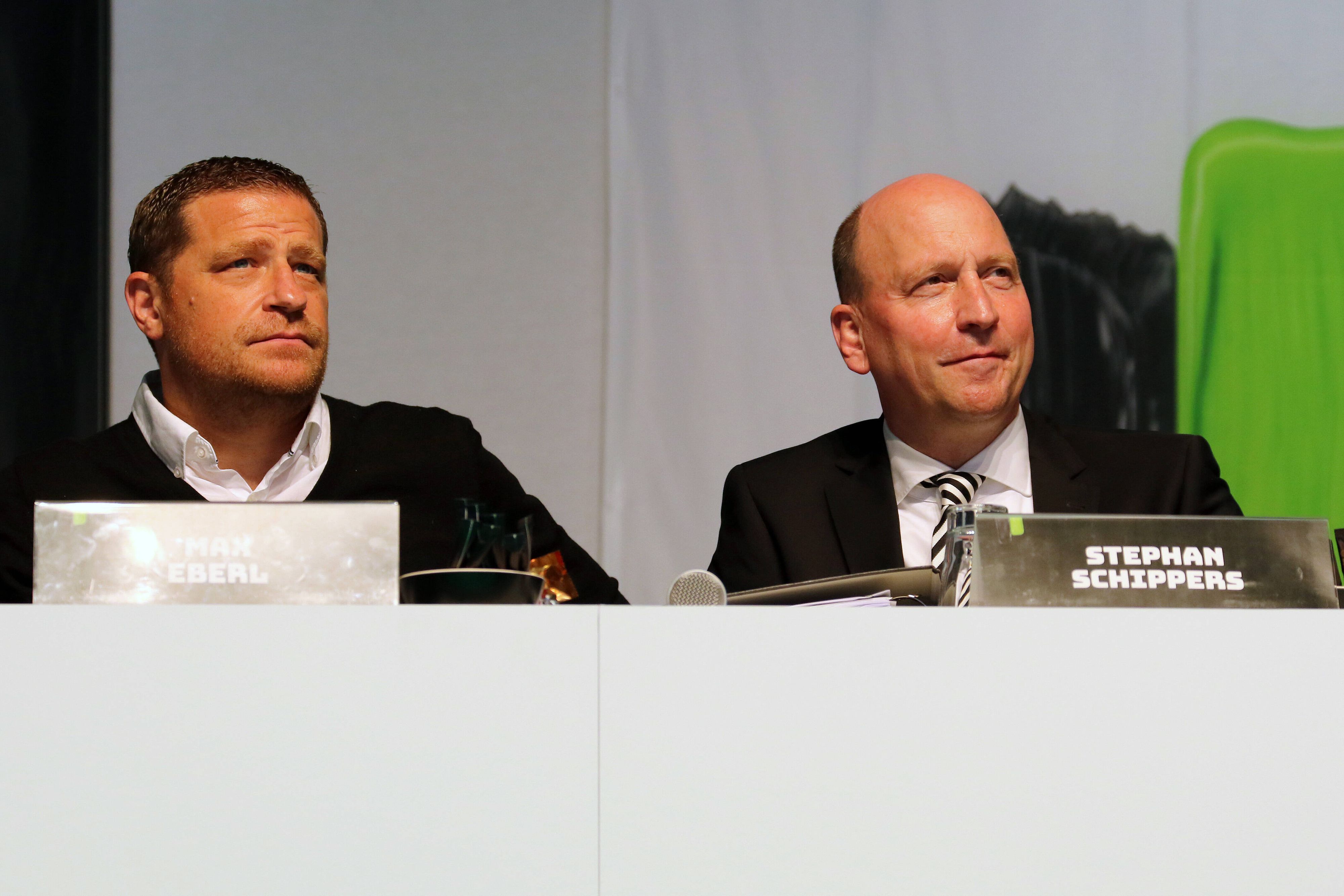 Stephan Schippers (r.) sitzt bei dem Foto, das auf der Jahreshauptversammlung von Borussia Mönchengladbach am 10. August 2021 entstanden ist, neben seinem damaligen Kollegen Max Eberl (l.). Mittlerweile arbeitet Eberl nicht mehr für Borussia.