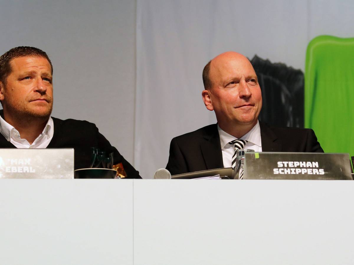 Stephan Schippers (r.) sitzt bei dem Foto, das auf der Jahreshauptversammlung von Borussia Mönchengladbach am 10. August 2021 entstanden ist, neben seinem damaligen Kollegen Max Eberl (l.). Mittlerweile arbeitet Eberl nicht mehr für Borussia.