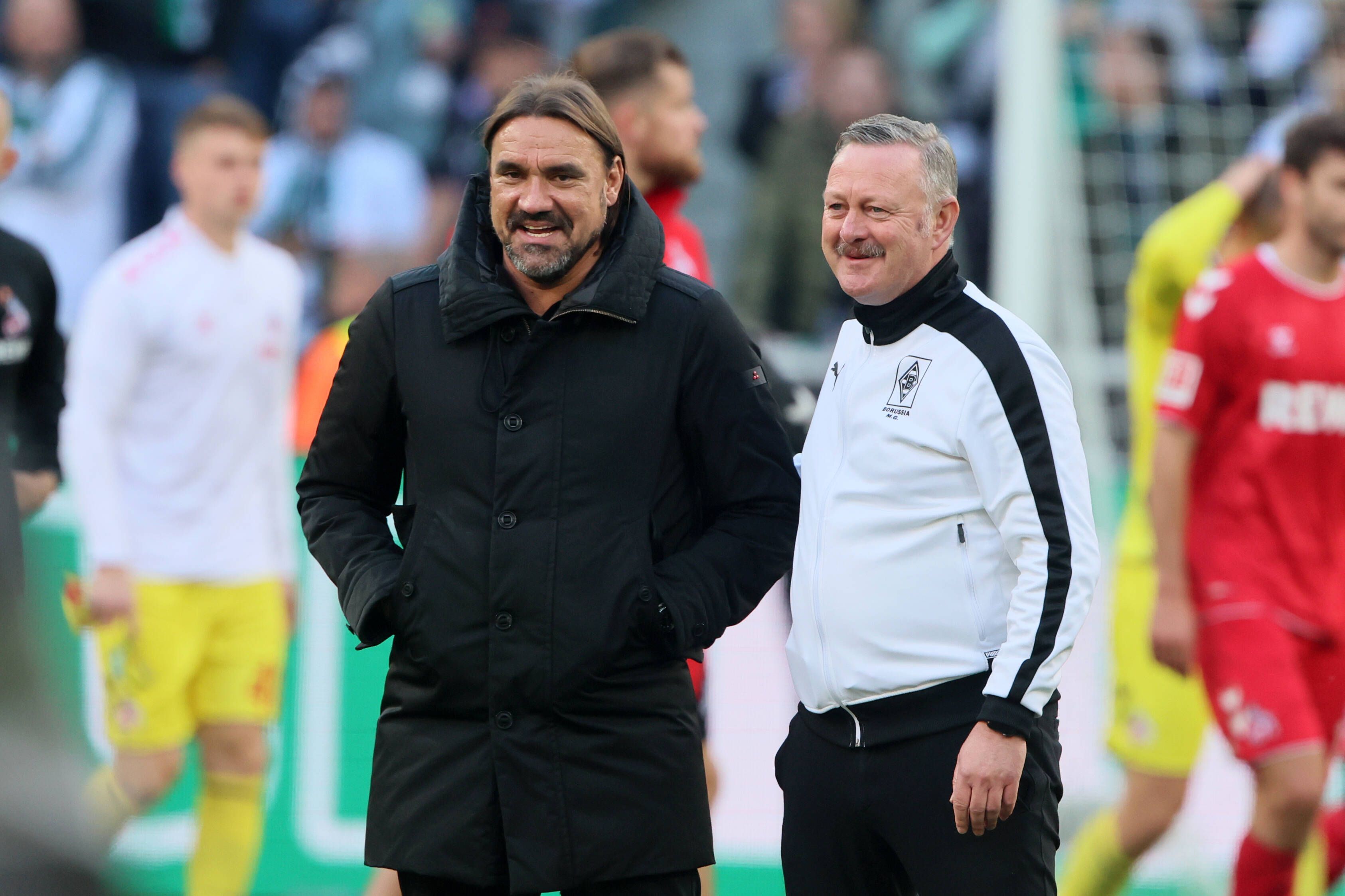 Daniel Farke (l.) und Roland Virkus (r.) lächeln nach dem Bundesliga-Sieg von Borussia Mönchengladbach gegen den 1. FC Köln am 9. Oktober 2022.
