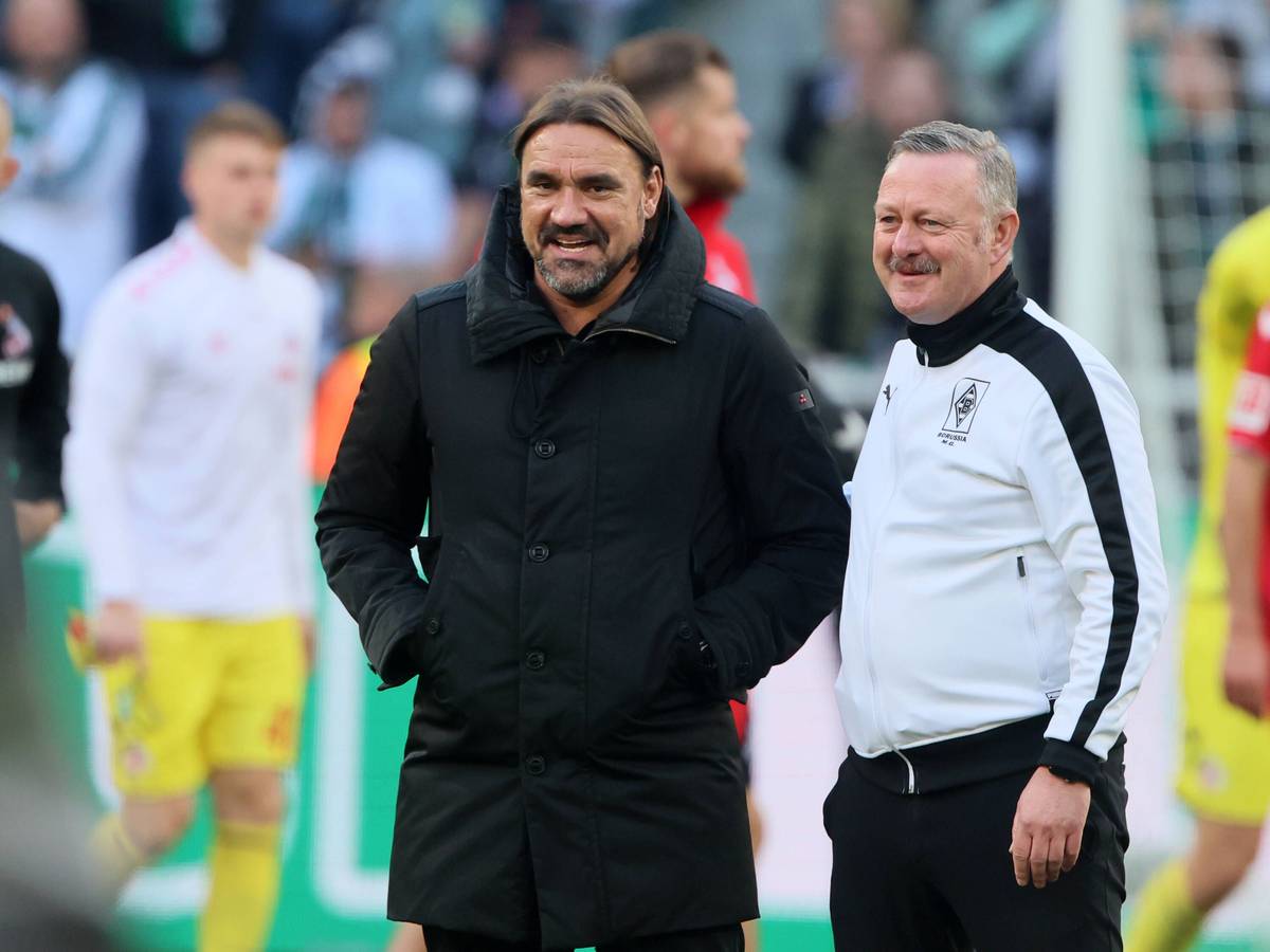 Daniel Farke (l.) und Roland Virkus (r.) lächeln nach dem Bundesliga-Sieg von Borussia Mönchengladbach gegen den 1. FC Köln am 9. Oktober 2022.