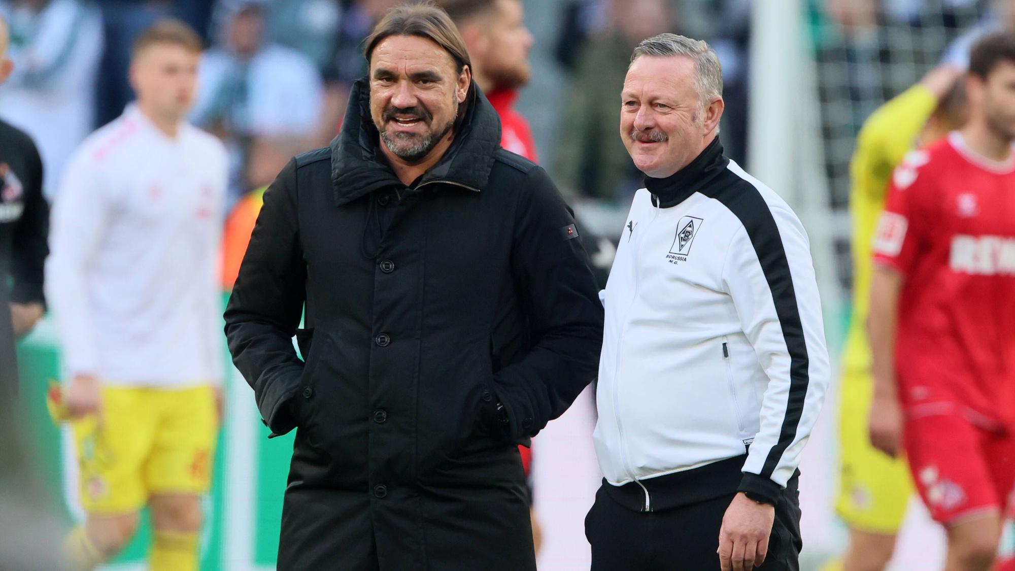 Daniel Farke (l.) und Roland Virkus (r.) lächeln nach dem Bundesliga-Sieg von Borussia Mönchengladbach gegen den 1. FC Köln am 9. Oktober 2022.