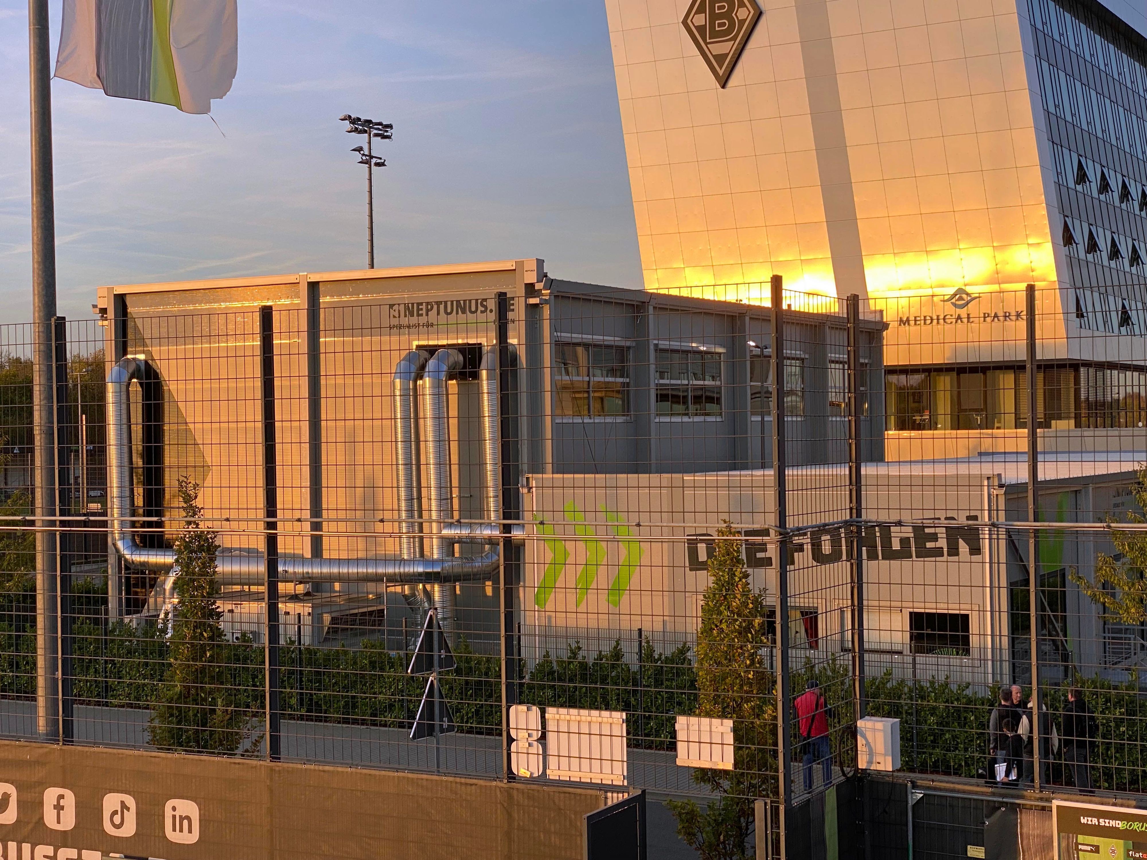 Borussia Mönchengladbach hat eine neue Fitness-Halle für die Linzenzspieler-Abteilung errichten lassen. Die Arbeiten sind abgeschlossen, dieses Foto zeigt das sogenannte Performance-Center am 26. Oktober 2022. Zu sehen sind der Neubau und im Hintergrund das Gebäude 8 Grad im Borussia-Park während des Sonnenuntergangs.