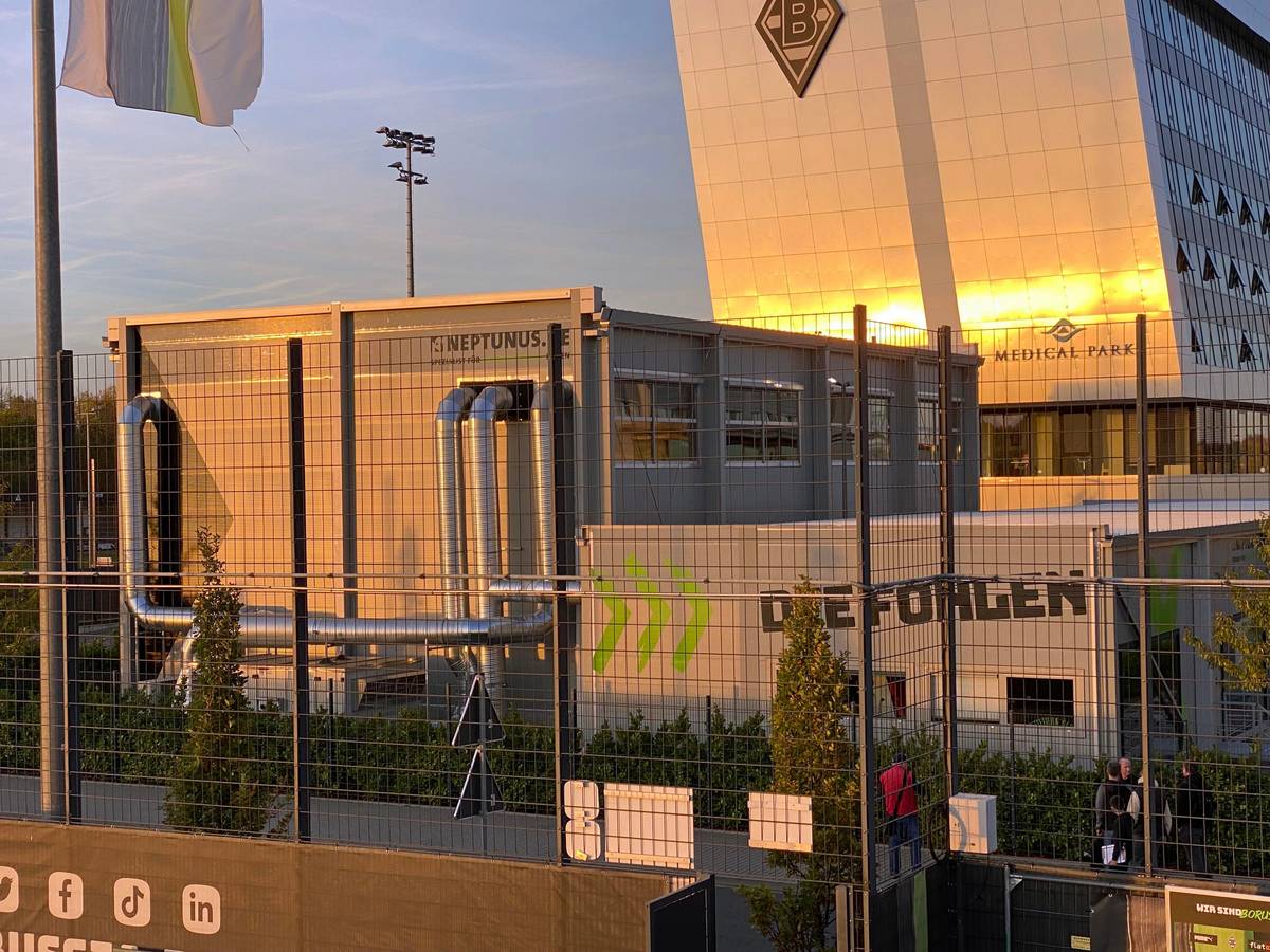 Borussia Mönchengladbach hat eine neue Fitness-Halle für die Linzenzspieler-Abteilung errichten lassen. Die Arbeiten sind abgeschlossen, dieses Foto zeigt das sogenannte Performance-Center am 26. Oktober 2022. Zu sehen sind der Neubau und im Hintergrund das Gebäude 8 Grad im Borussia-Park während des Sonnenuntergangs.