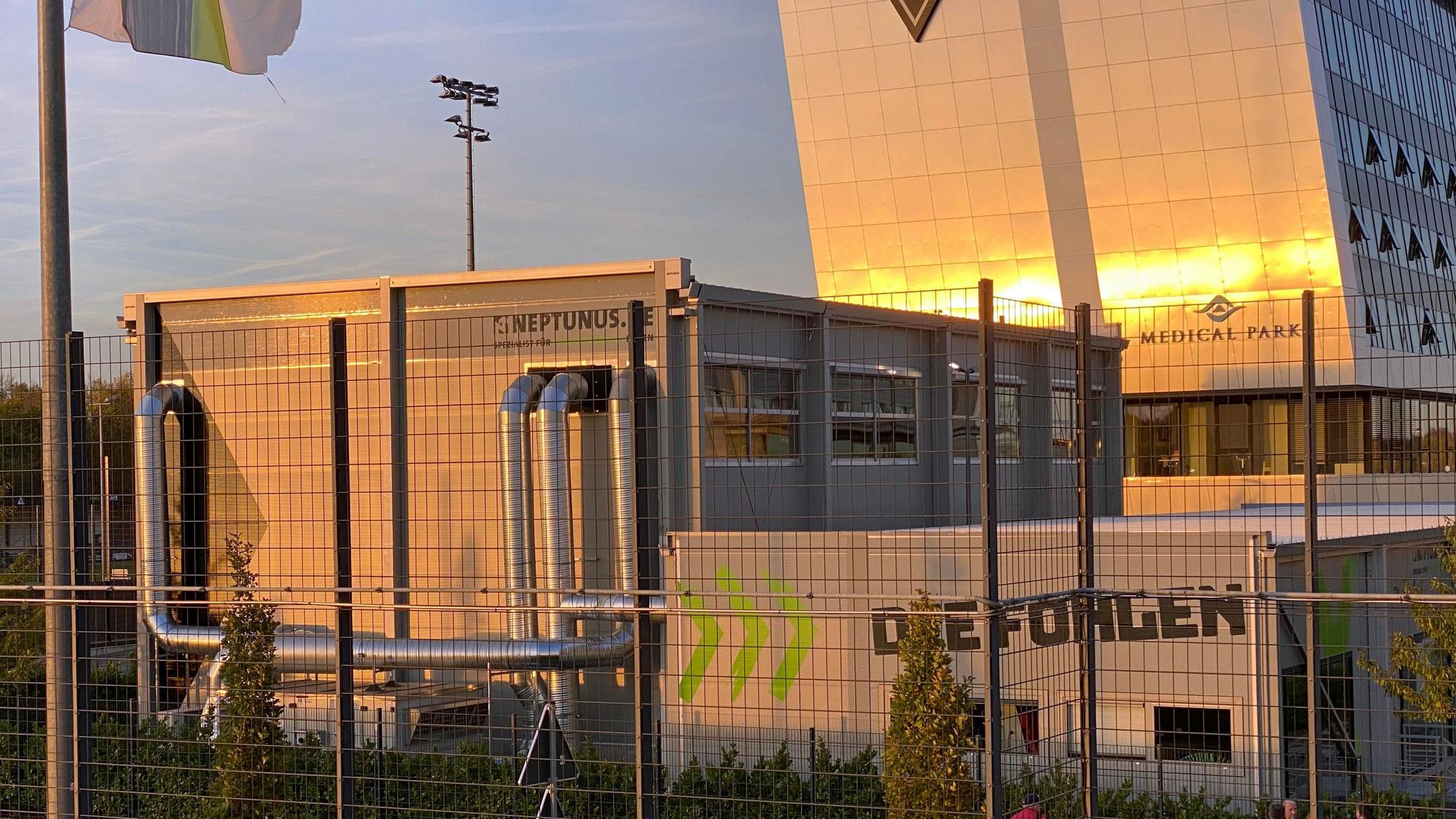 Borussia Mönchengladbach hat eine neue Fitness-Halle für die Linzenzspieler-Abteilung errichten lassen. Die Arbeiten sind abgeschlossen, dieses Foto zeigt das sogenannte Performance-Center am 26. Oktober 2022. Zu sehen sind der Neubau und im Hintergrund das Gebäude 8 Grad im Borussia-Park während des Sonnenuntergangs.