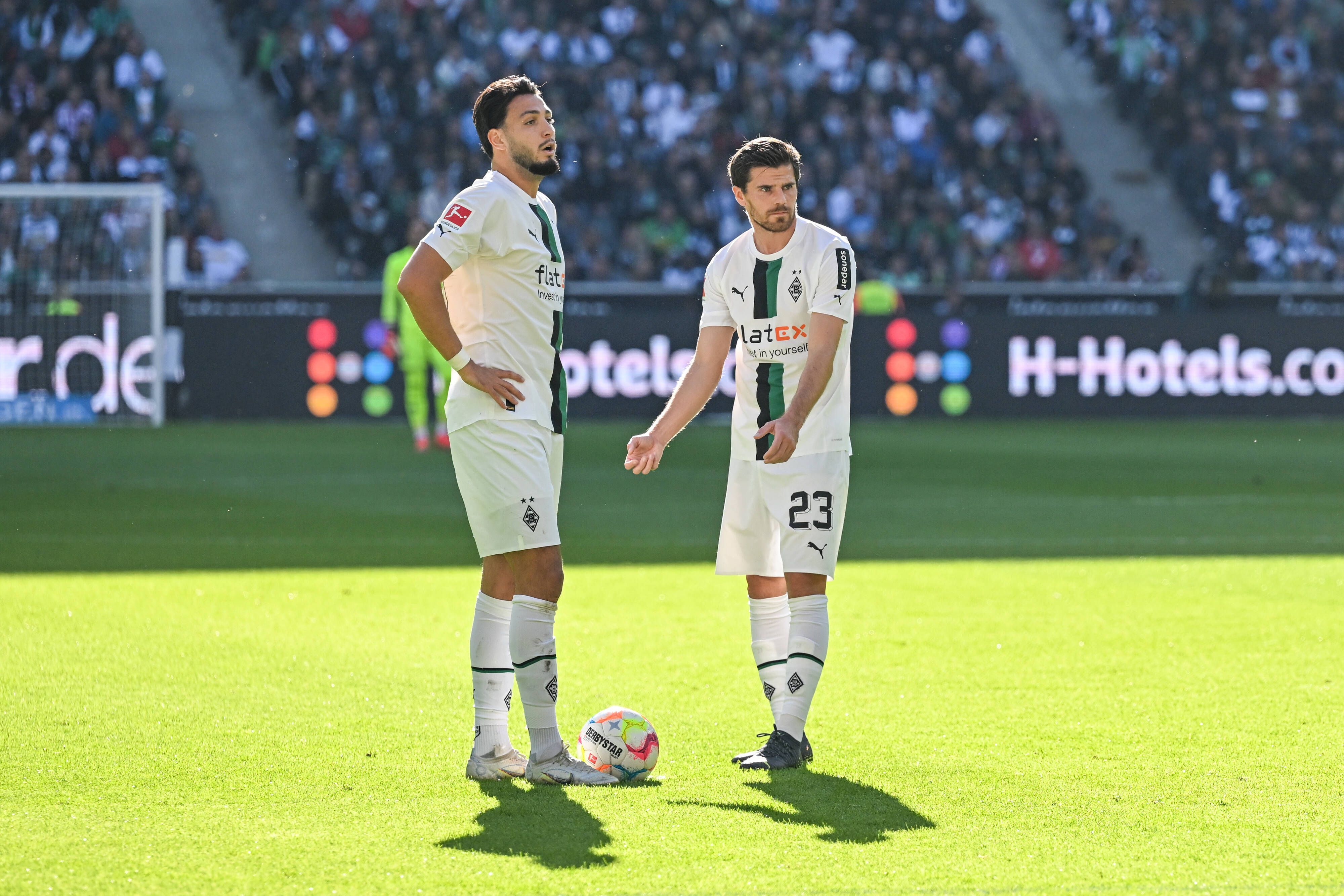 Ramy Bensebaini (l.) und Jonas Hofmann (r.) bereiten sich im Spiel von Borussia Mönchengladbach gegen den 1. FC Köln am 9. Oktober 2022 auf die Ausführung eines Freistoßes vor.