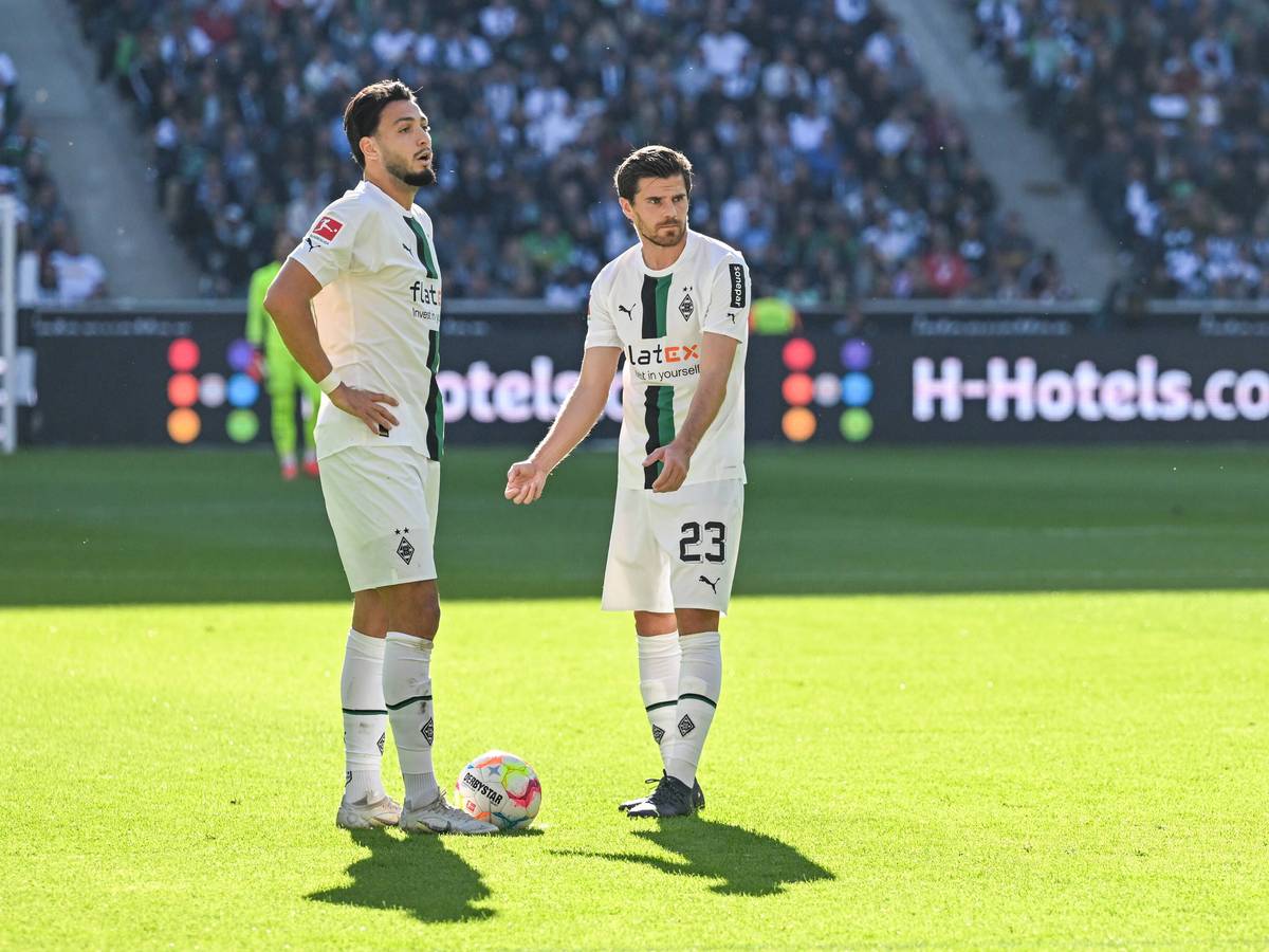 Ramy Bensebaini (l.) und Jonas Hofmann (r.) bereiten sich im Spiel von Borussia Mönchengladbach gegen den 1. FC Köln am 9. Oktober 2022 auf die Ausführung eines Freistoßes vor.