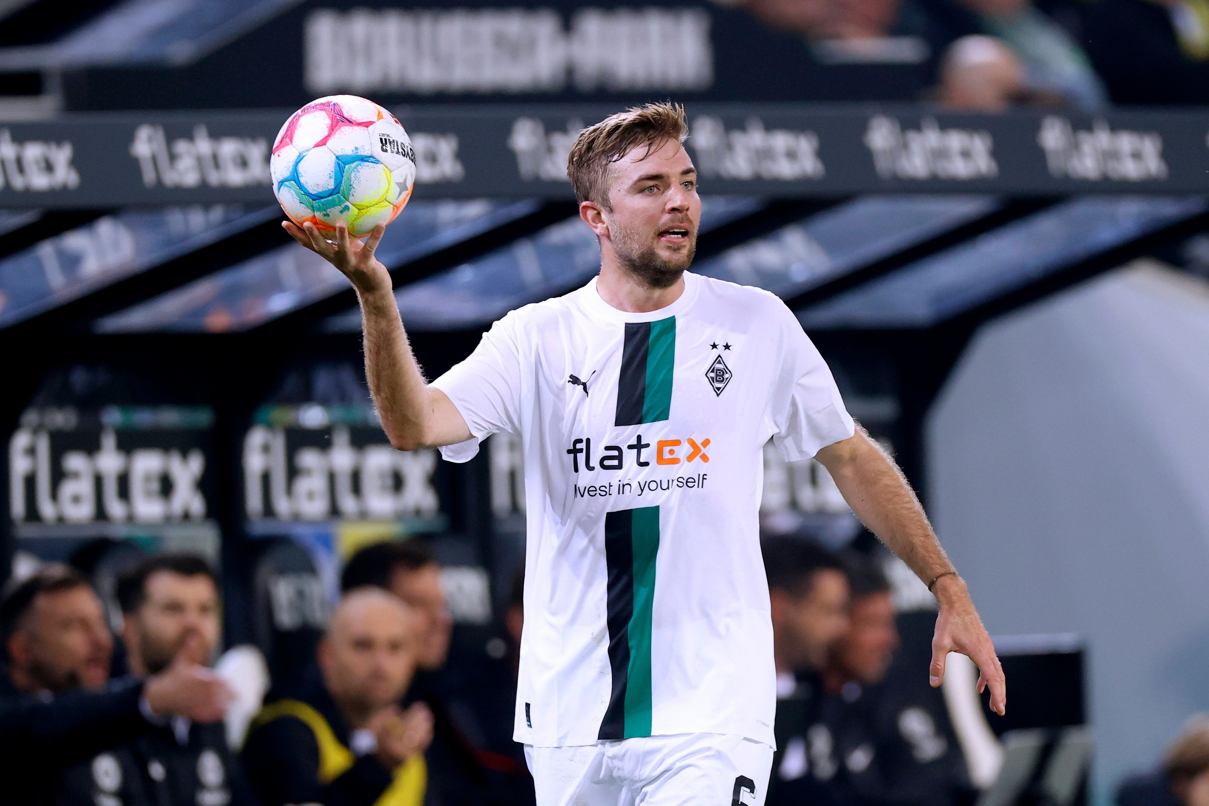 Weltmeister Christoph Kramer, hier am 22. Oktober 2022 im Borussia-Park zu sehen, steht offenbar kurz vor einer Vertragsverlängerung bei Fußball-Bundesligist Borussia Mönchengladbach. Kramer hält den Ball in seiner rechten Hand.